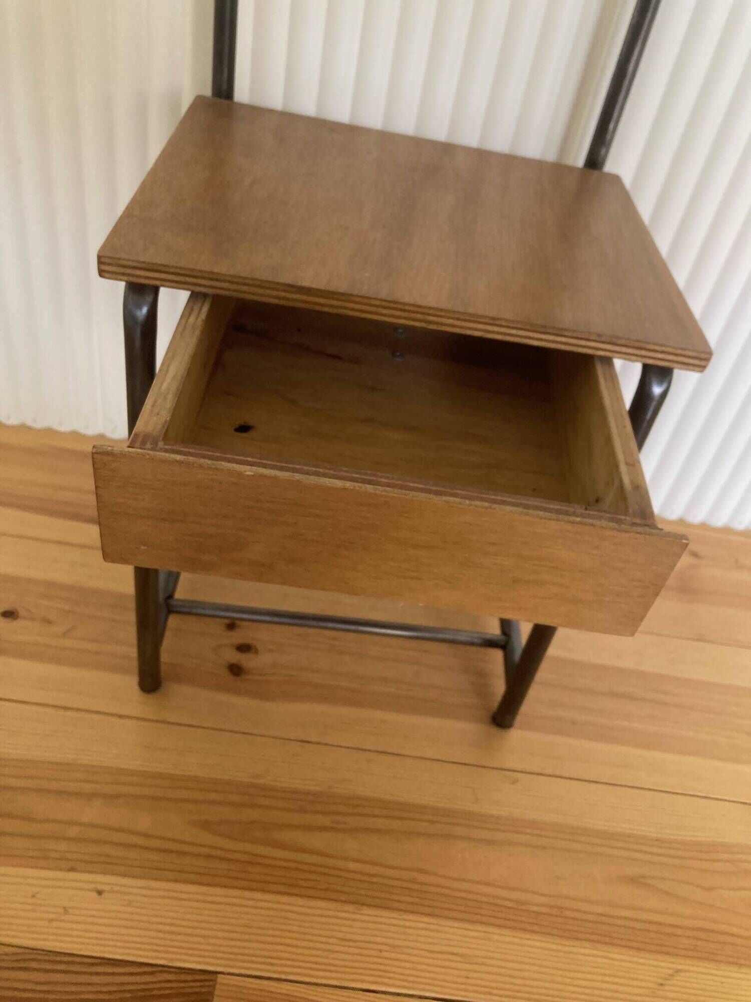 Table de chevet d'internat, de pensionnat