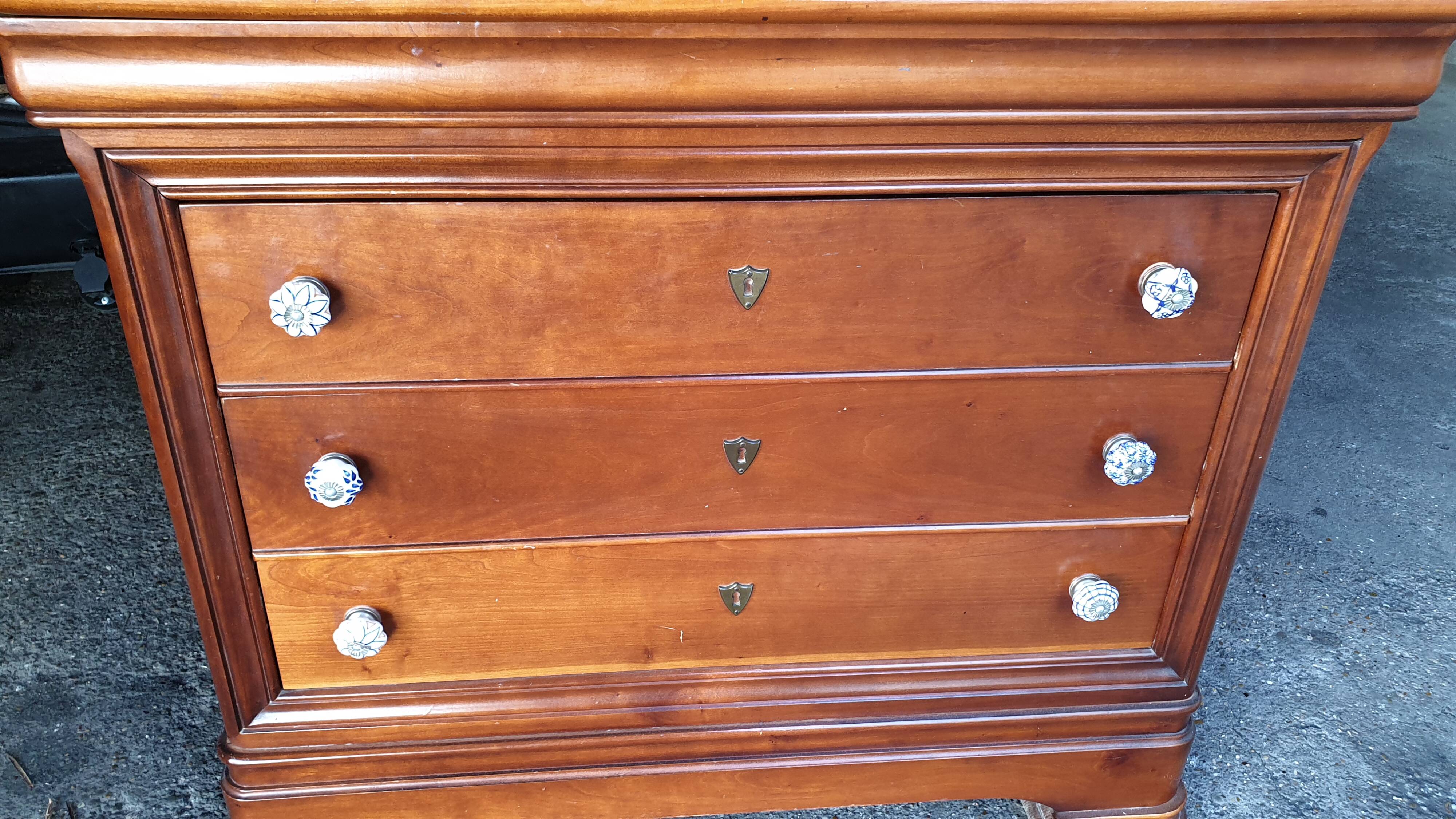 Commode louis Philippe à doucine 4 tiroirs merisier.