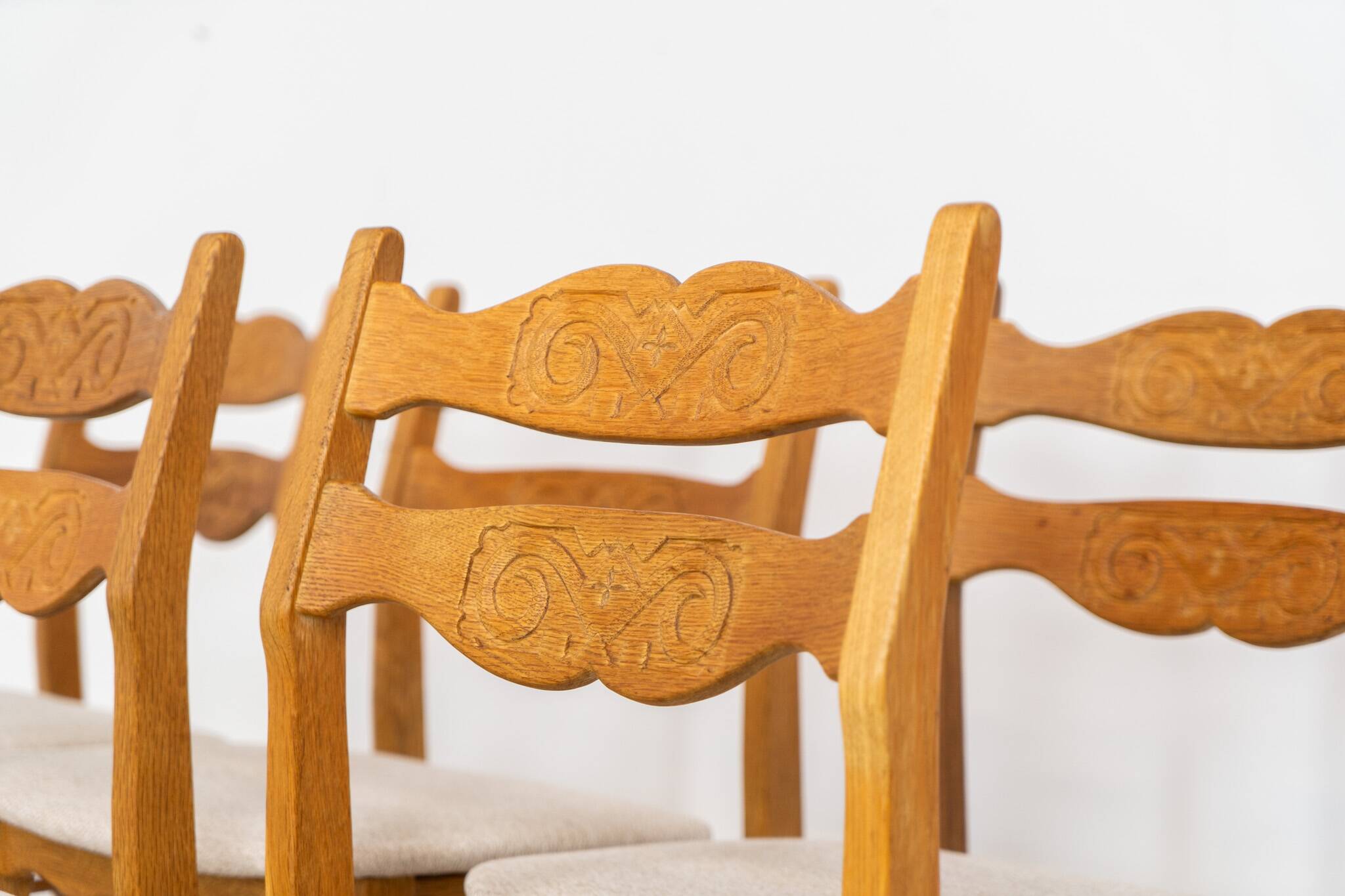 Ensemble de 6 chaises brutalistes en chêne par Henning Kjaernulf