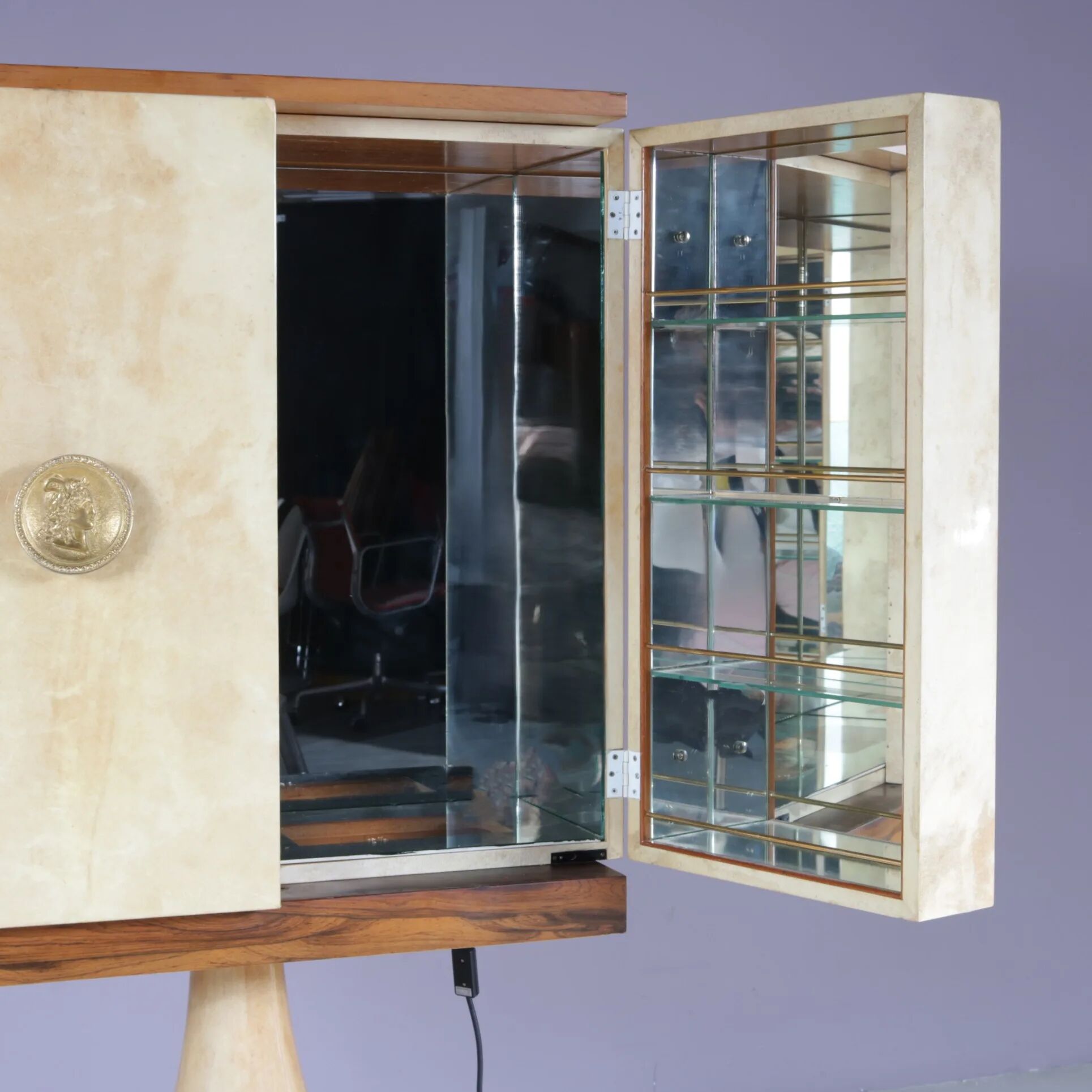 Cabinet de bar Aldo Tura en peau de chèvre sur piédestal, années 1960