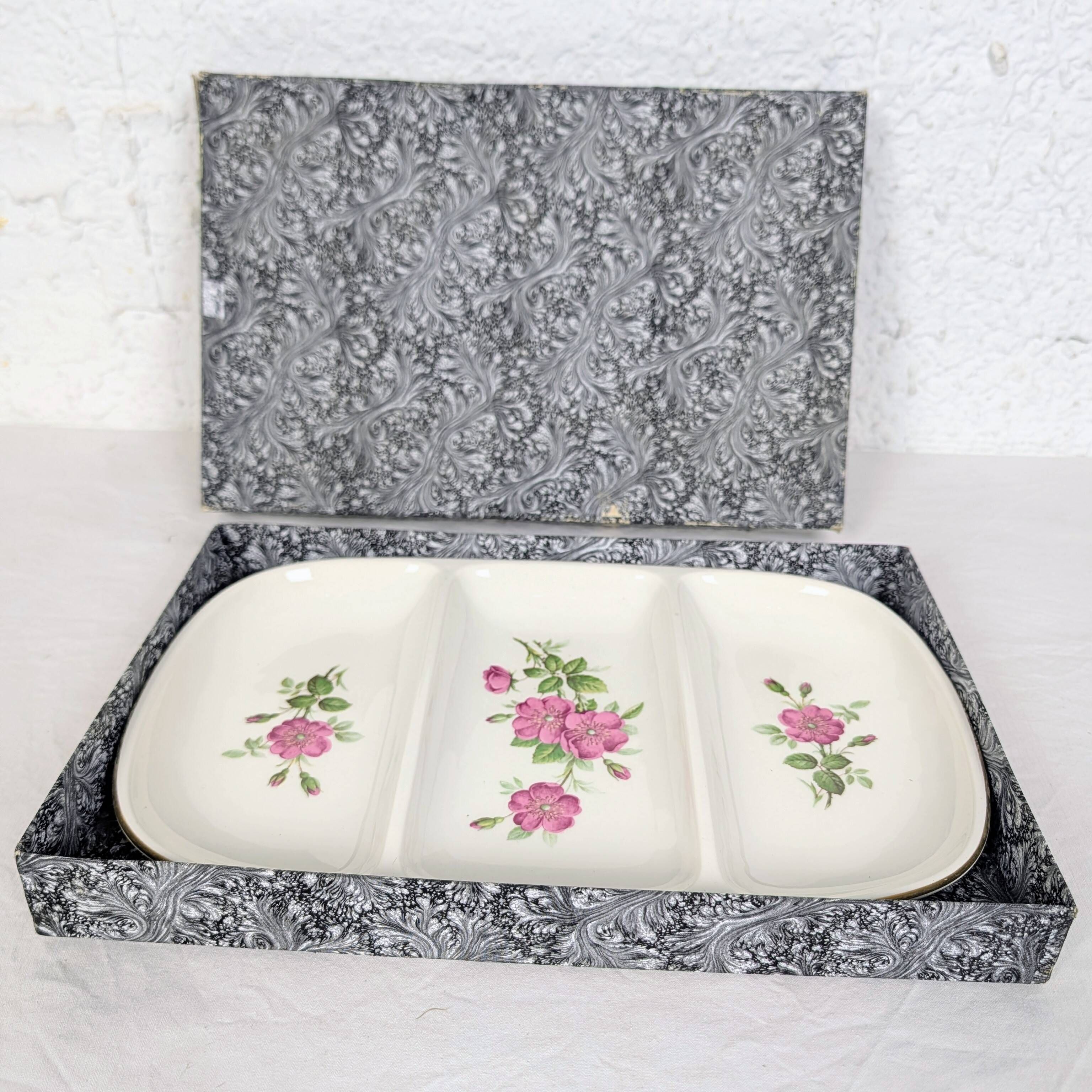 Plat de service trois compartiments en porcelaine à décor d'églantines roses