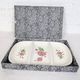 Plat de service trois compartiments en porcelaine à décor d'églantines roses