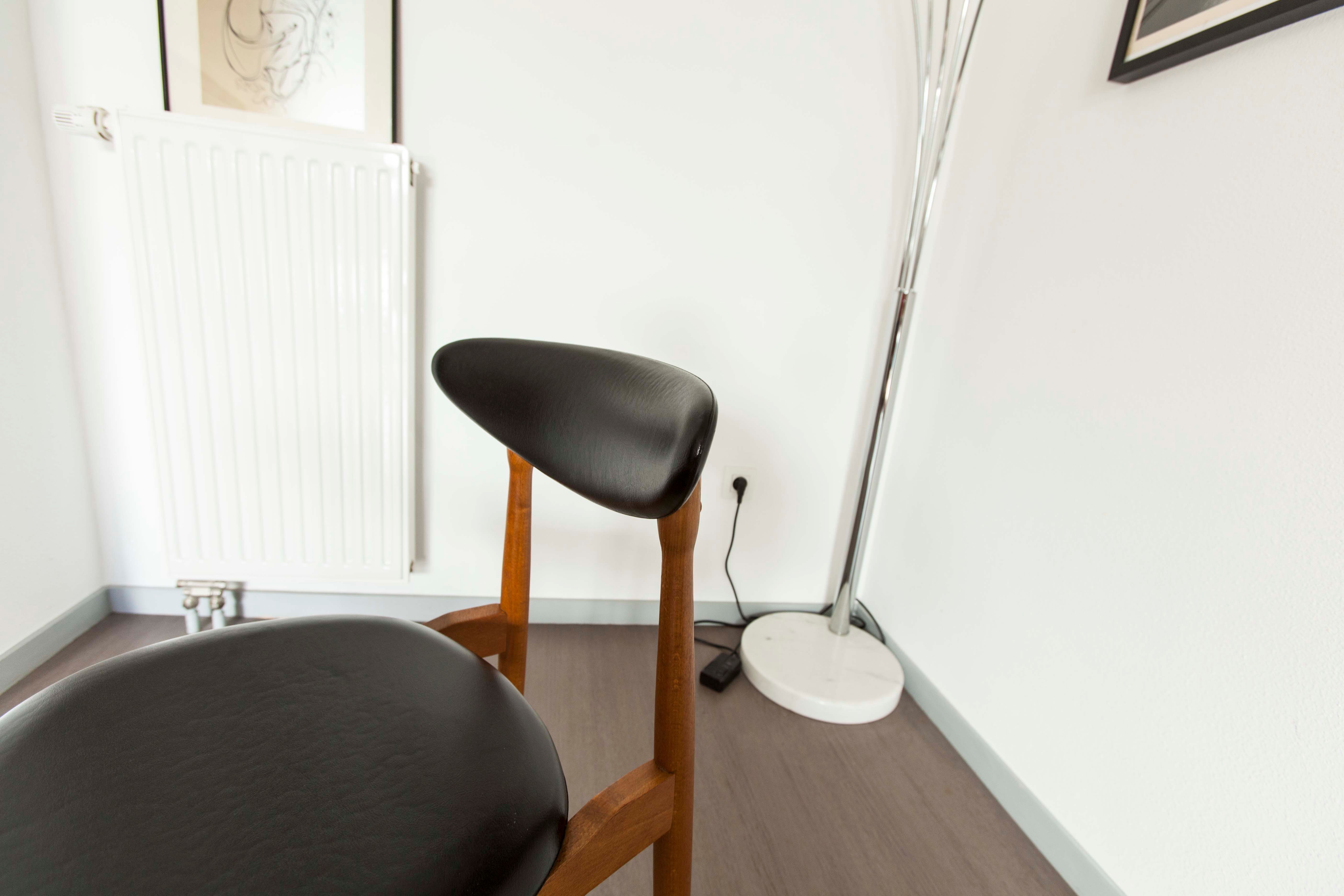 Pair of chairs  Baumann modèle "pégase"