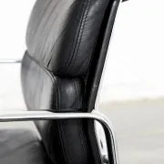 Chaise Soft Pad EA 217 de Charles et Ray Eames pour Vitra