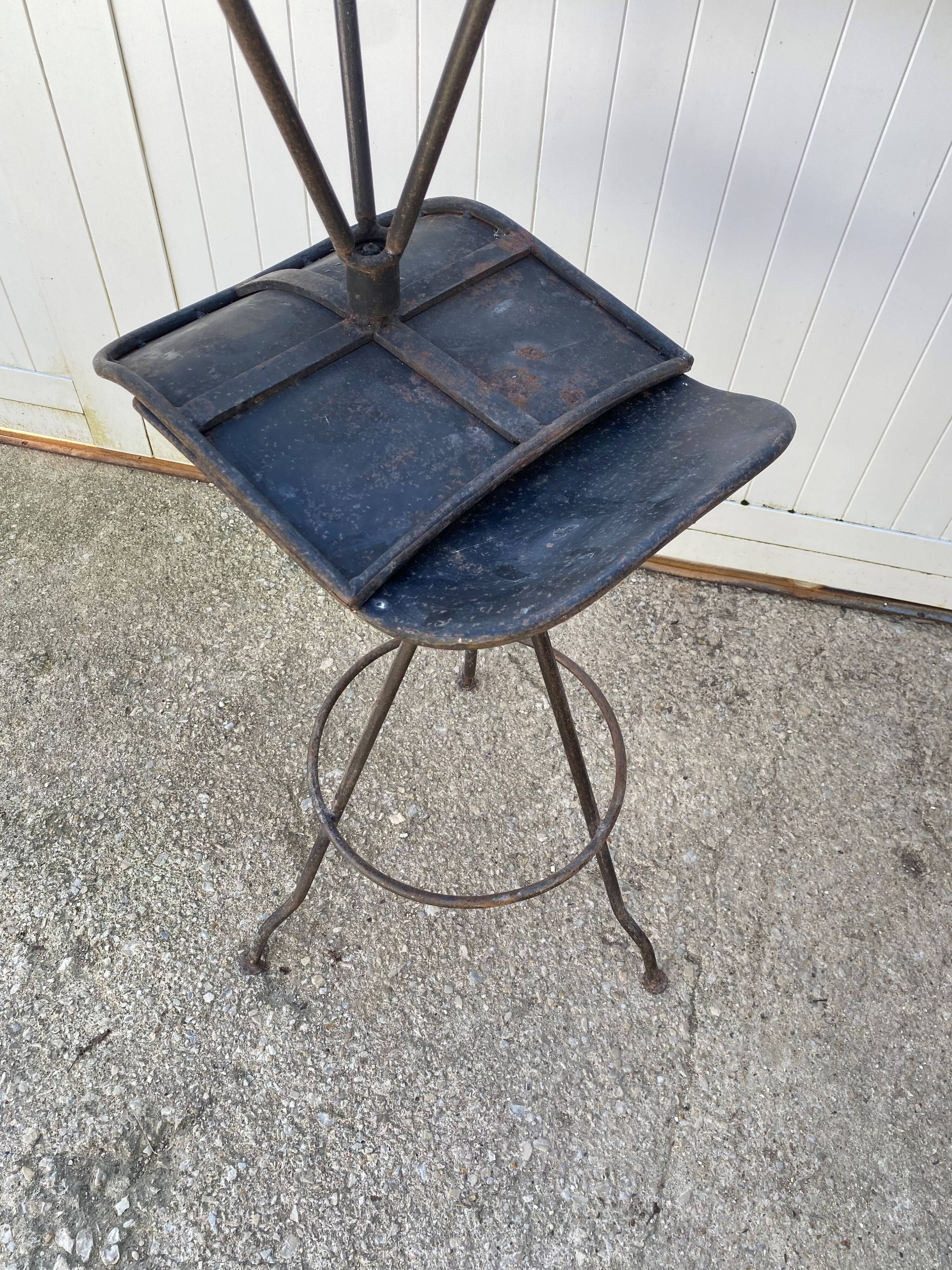 Paire de tabourets de bar pivotants artisanaux en métal de style industriel, 1950