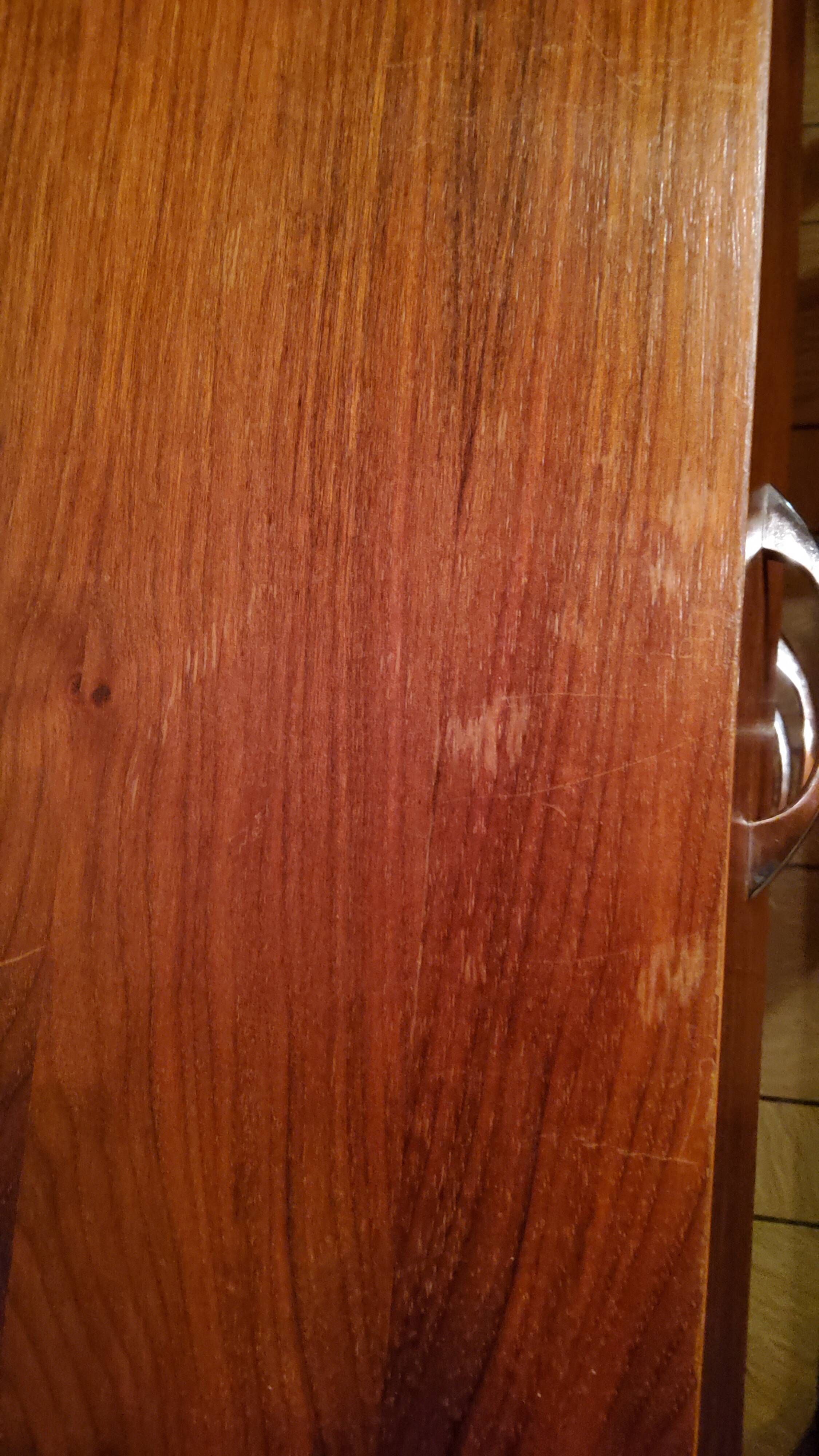 Chest of drawers of the 50s in rosewood spindle feet and fins