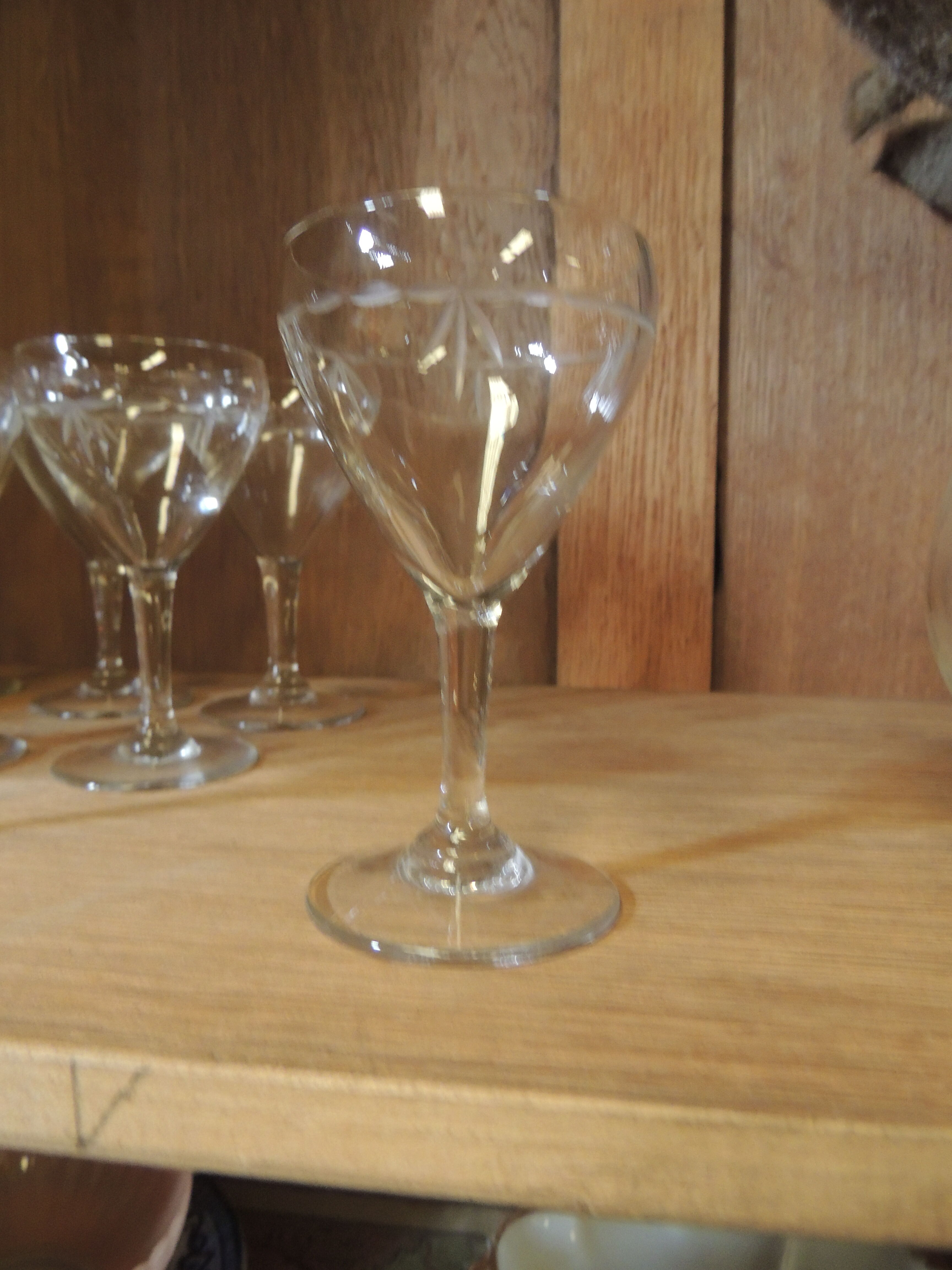 Lot de 12 verres à pied identiques