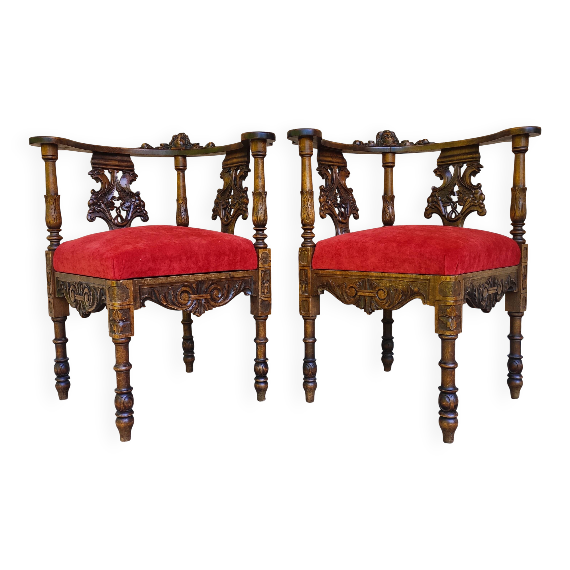 Pair of neo-Renaissance Henri II corner armchairs in carved wood, 19th century.