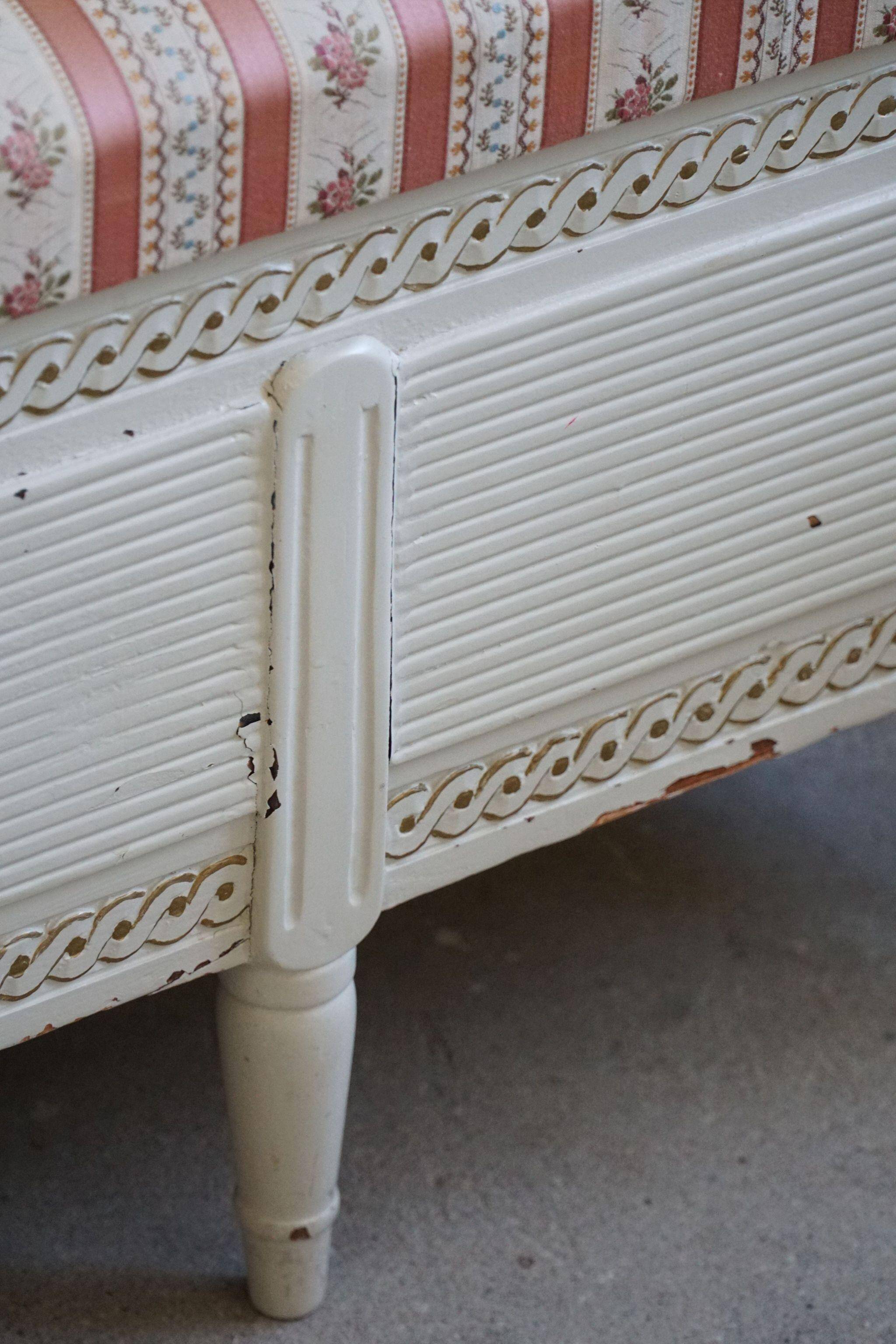 Antique Gustavian canapé / bench from the early 19th century, by a Swedish cabinetmaker.