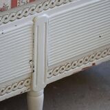 Antique Gustavian canapé / bench from the early 19th century, by a Swedish cabinetmaker.