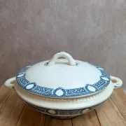 Soupière ancienne en terre de fer Salins – Modèle Saïda – Décor bleu