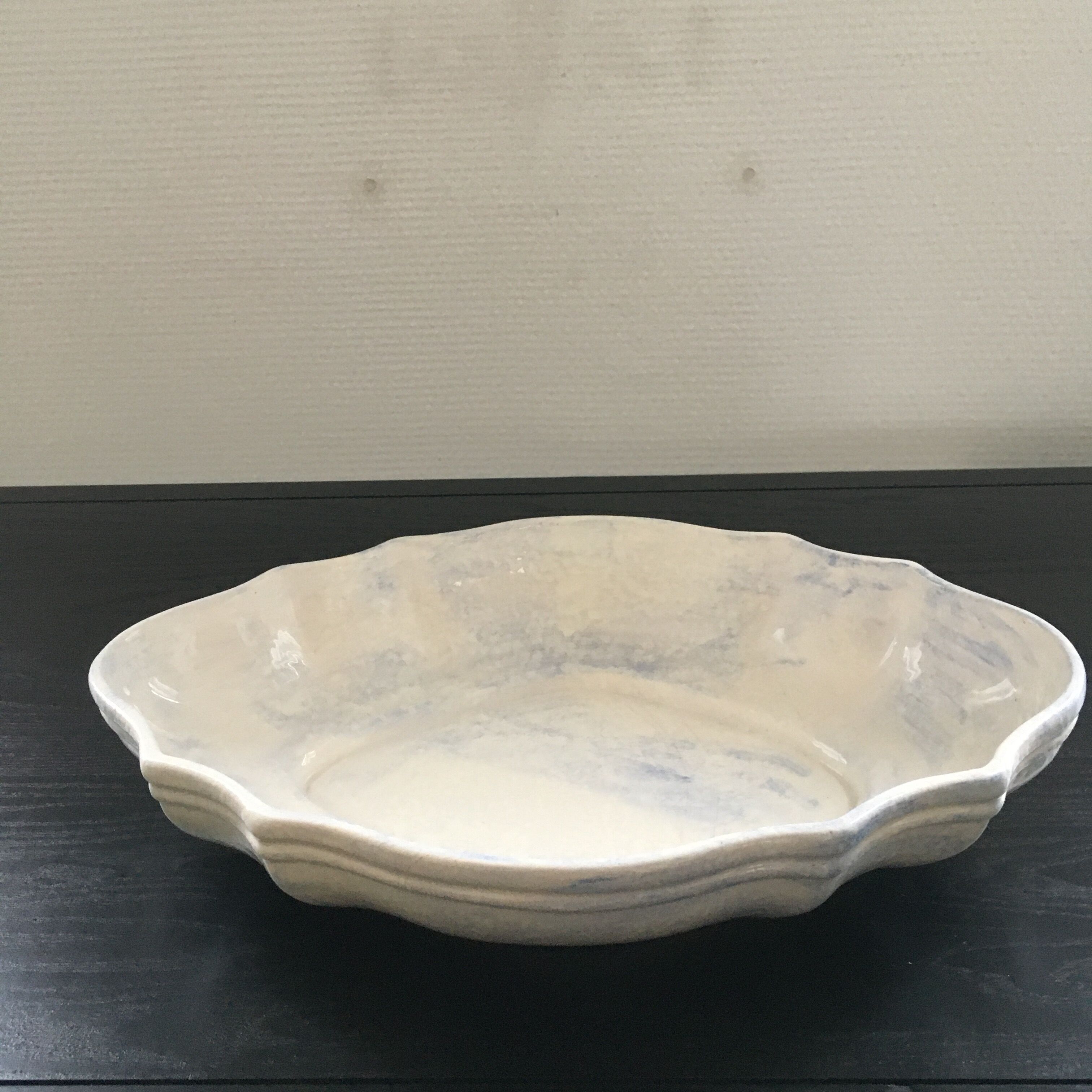 Scalloped hollow dish