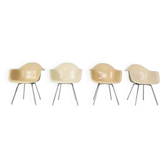Charles & Ray Eames Set of 4 Off white "H-Base" Chairs for Herman Miller, 1960