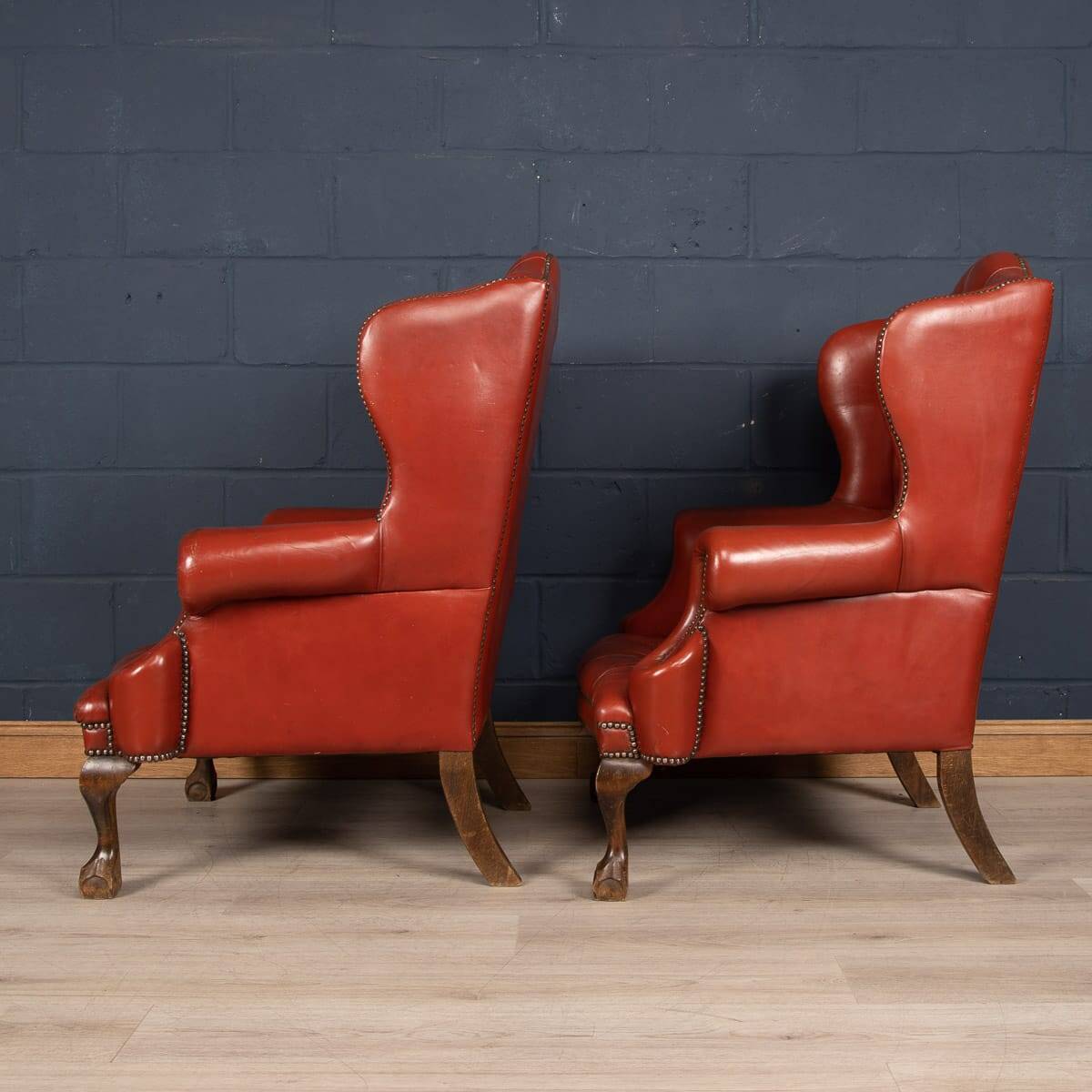 Stylish 20thc pair of english leather wing back armchairs c.1970