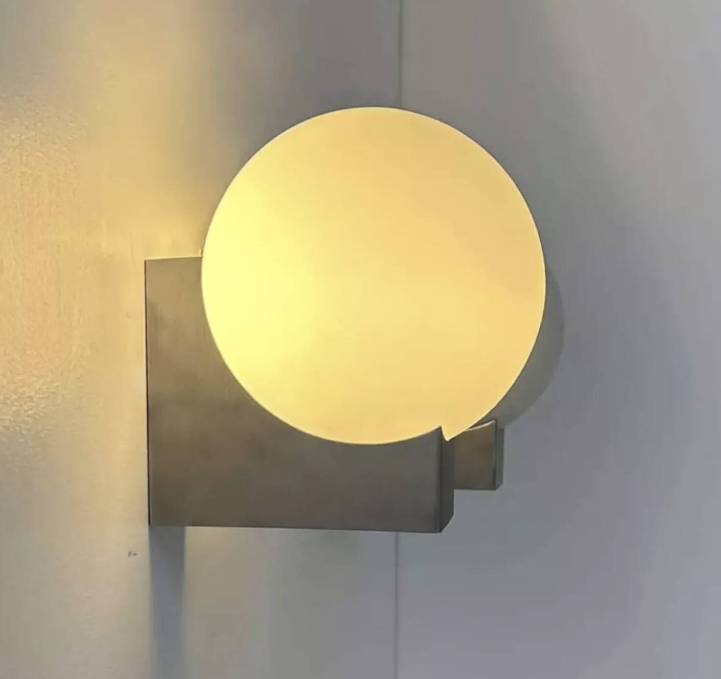 Paire d’appliques en métal brossé et opaline, France 1970