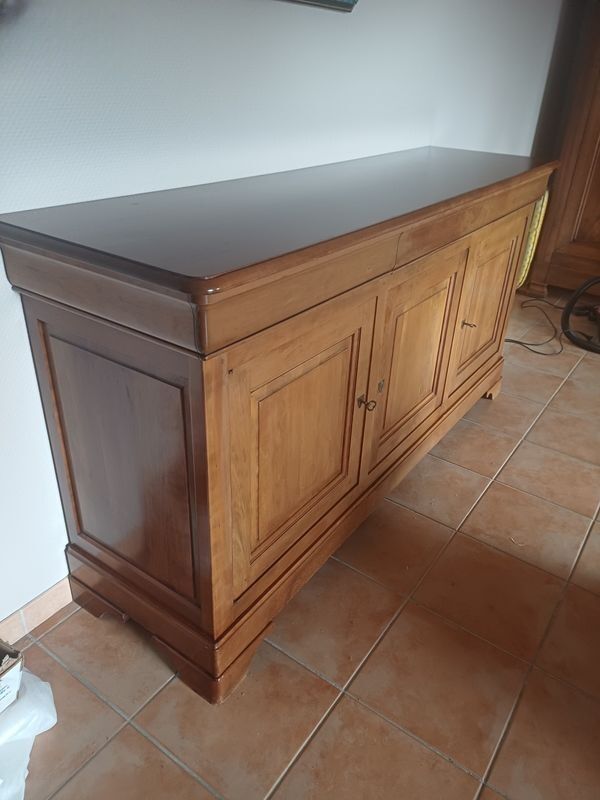 Low buffet in solid cherry wood, 3 doors, 3 drawers.