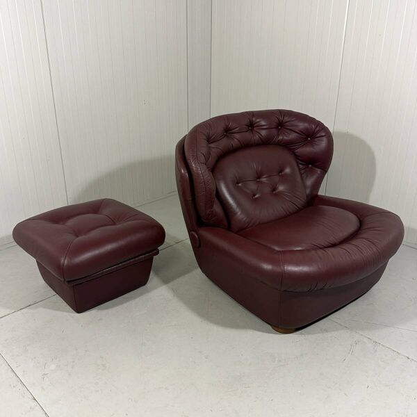 Fauteuil et repose-pieds en cuir bourgogne français de style futuriste des années 1970.