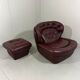 Fauteuil et repose-pieds en cuir bourgogne français de style futuriste des années 1970.