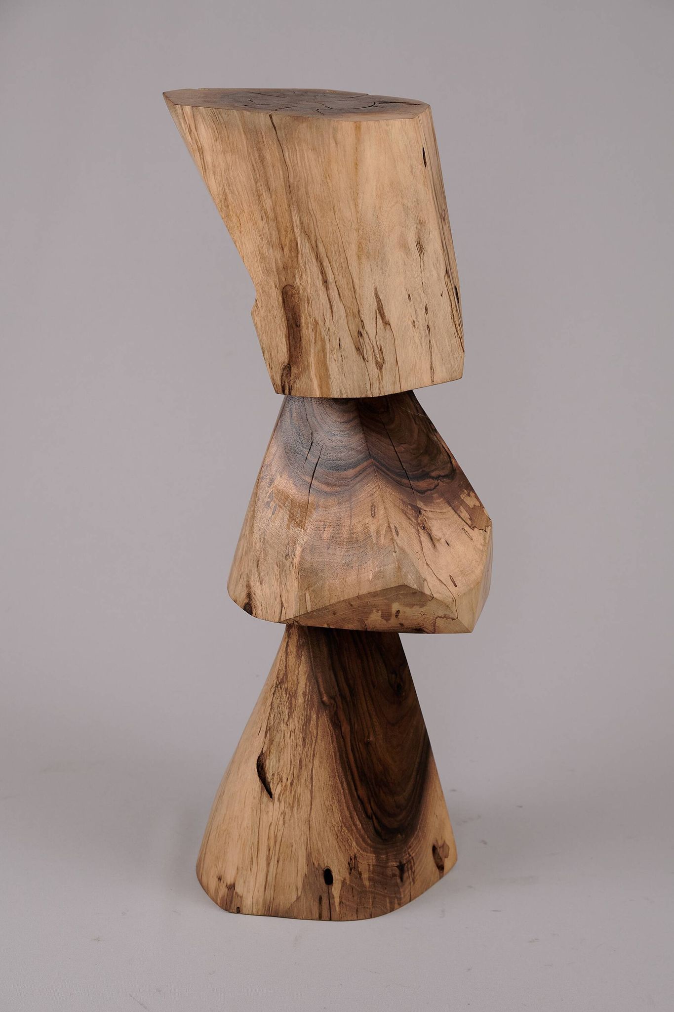 Table d’appoint sculpturale en bois massif, design contemporain original, logniture