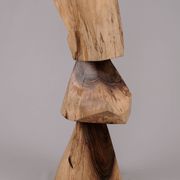 Table d’appoint sculpturale en bois massif, design contemporain original, logniture