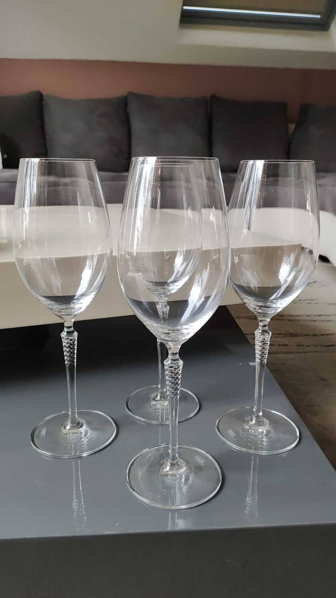 Set of 4 large red wine glasses. With a long twisted stem. Signed Schott Zwiesel. High 27 cm
