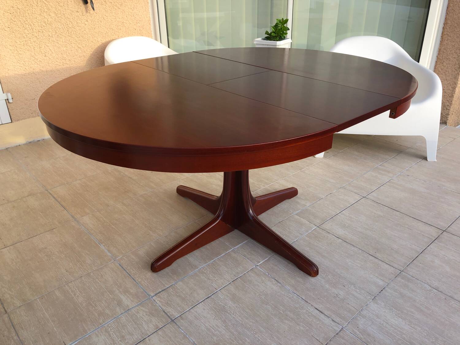 Baumann extendable round table