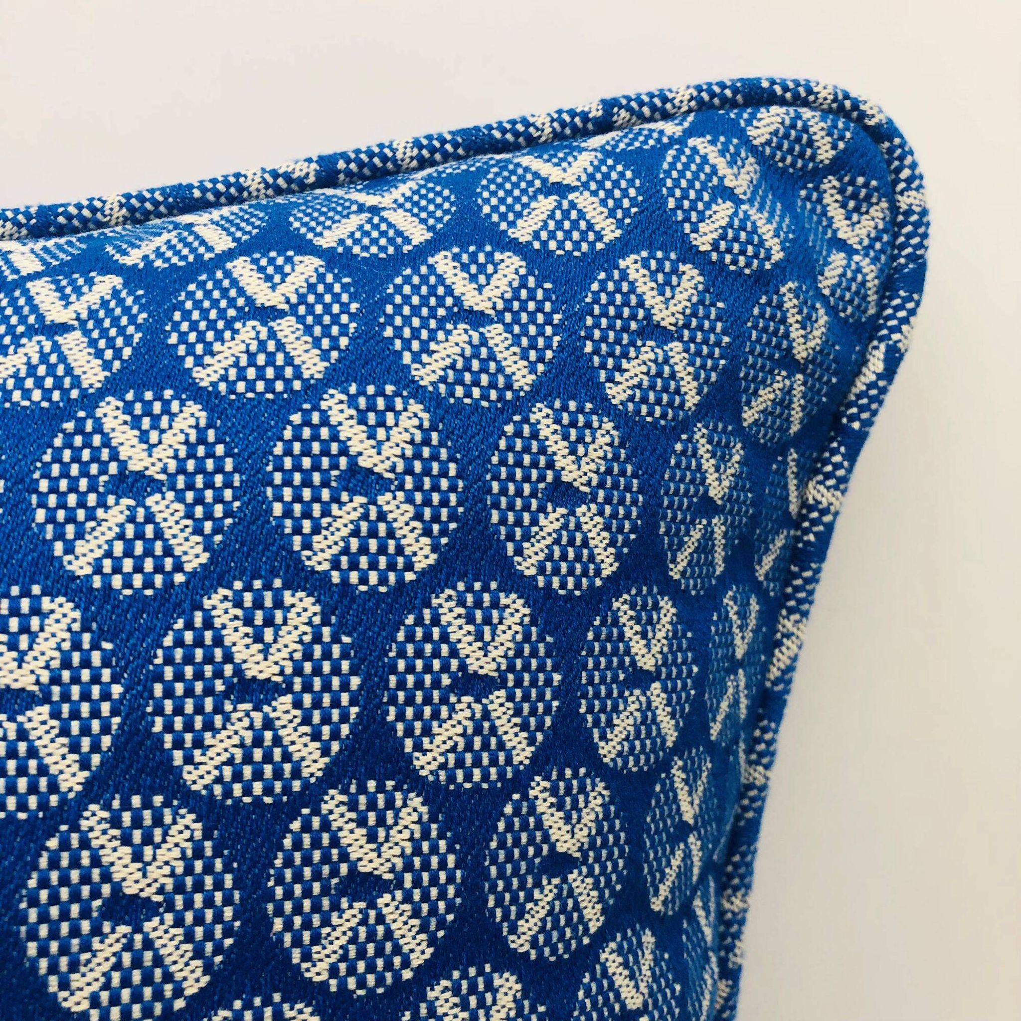 Coussin carré à bords passepoilés