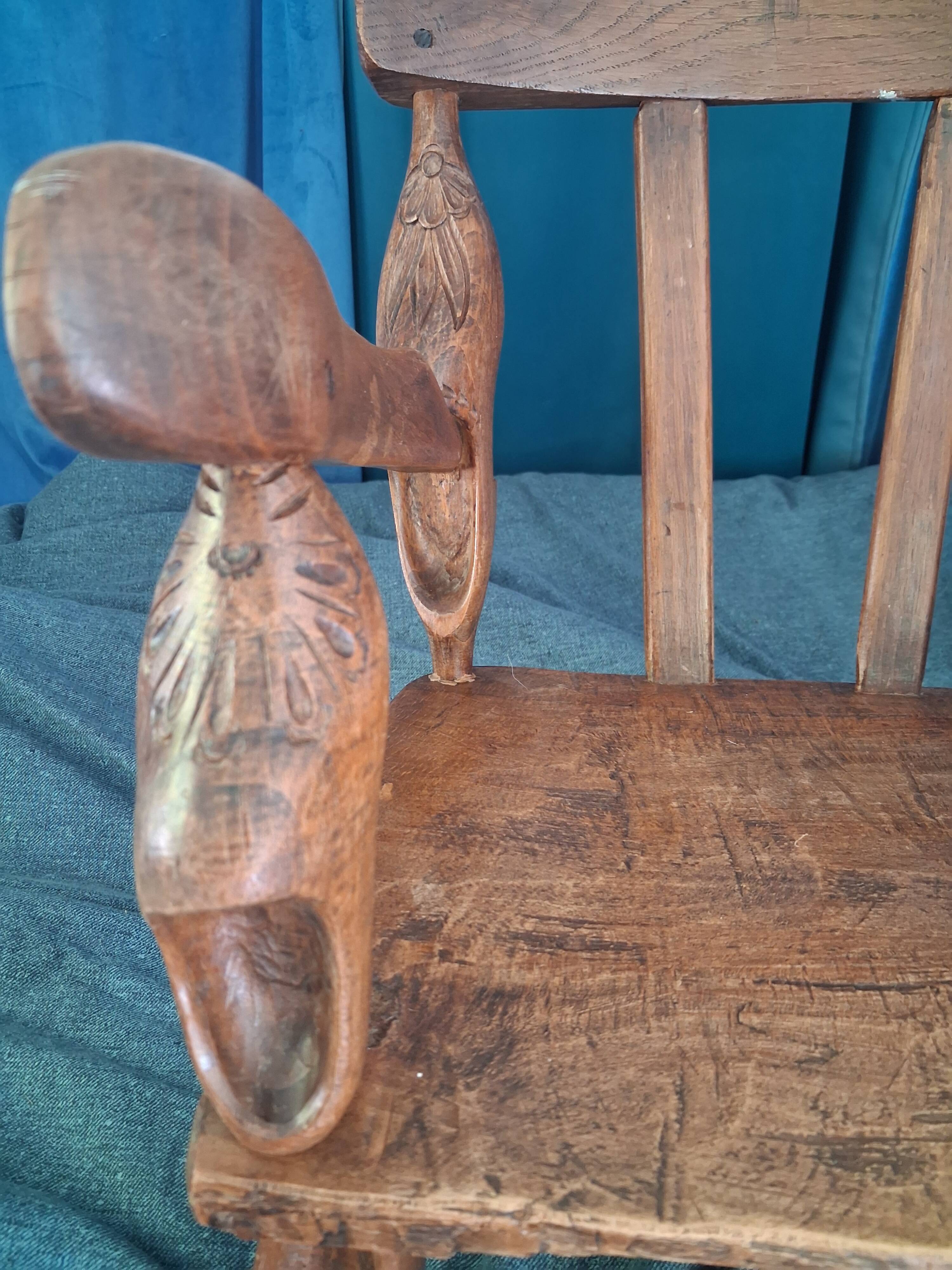 Chaise enfant en chêne sculpté. Ancien meuble breton