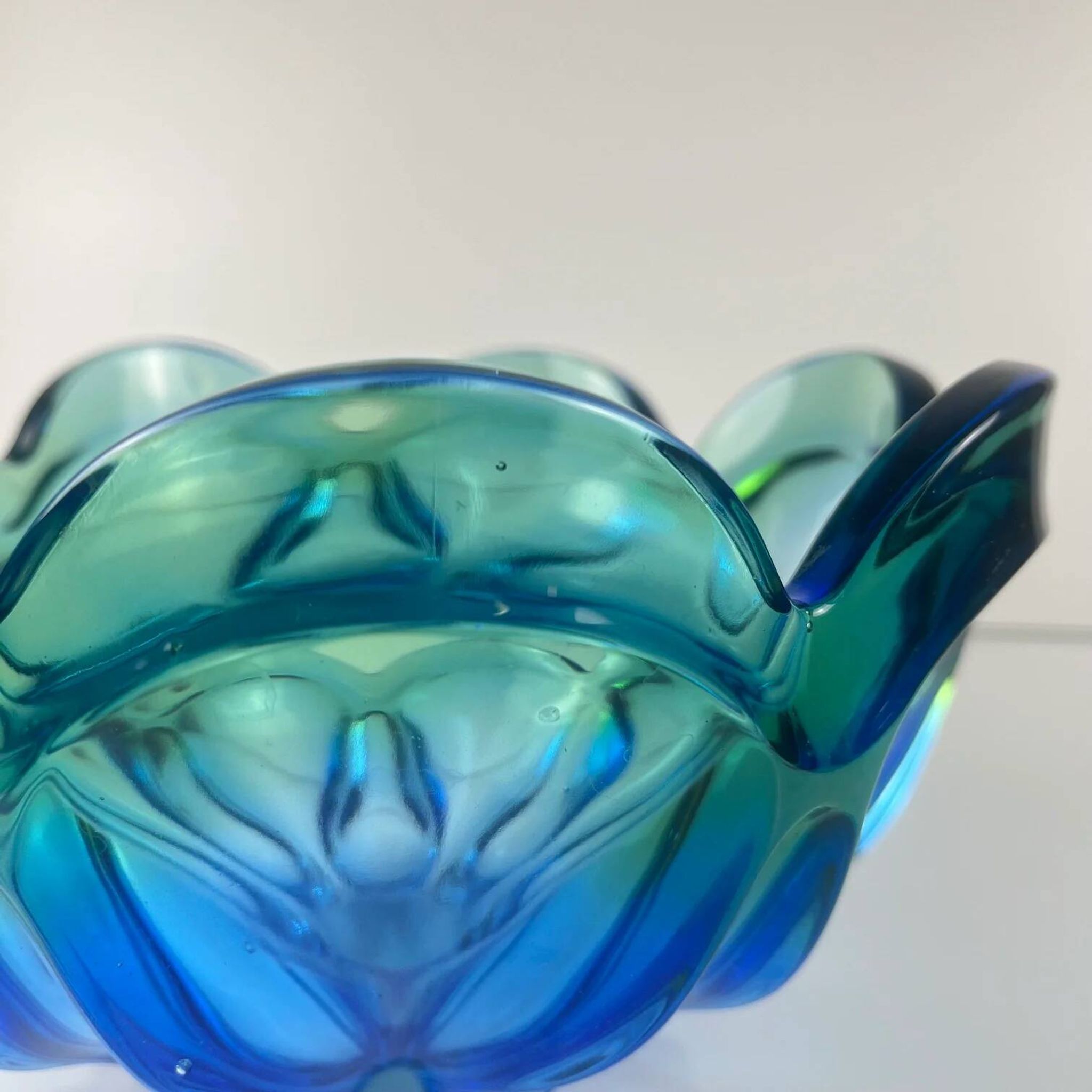 Coupe / large glass pocket bowl from Murano, flower shape, green - blue gradient, 1960.