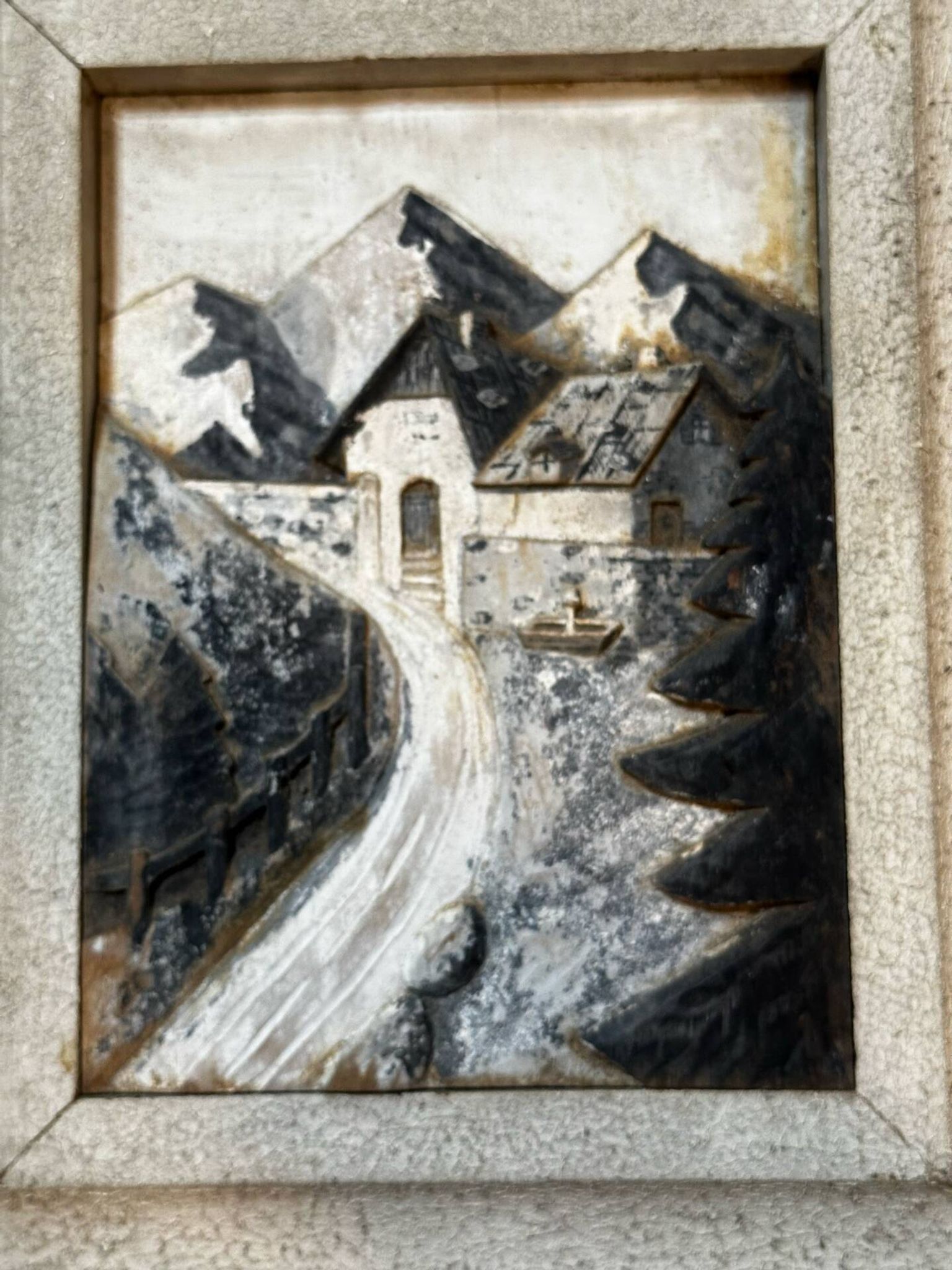 Tableau alpin en bois sculpté et peint