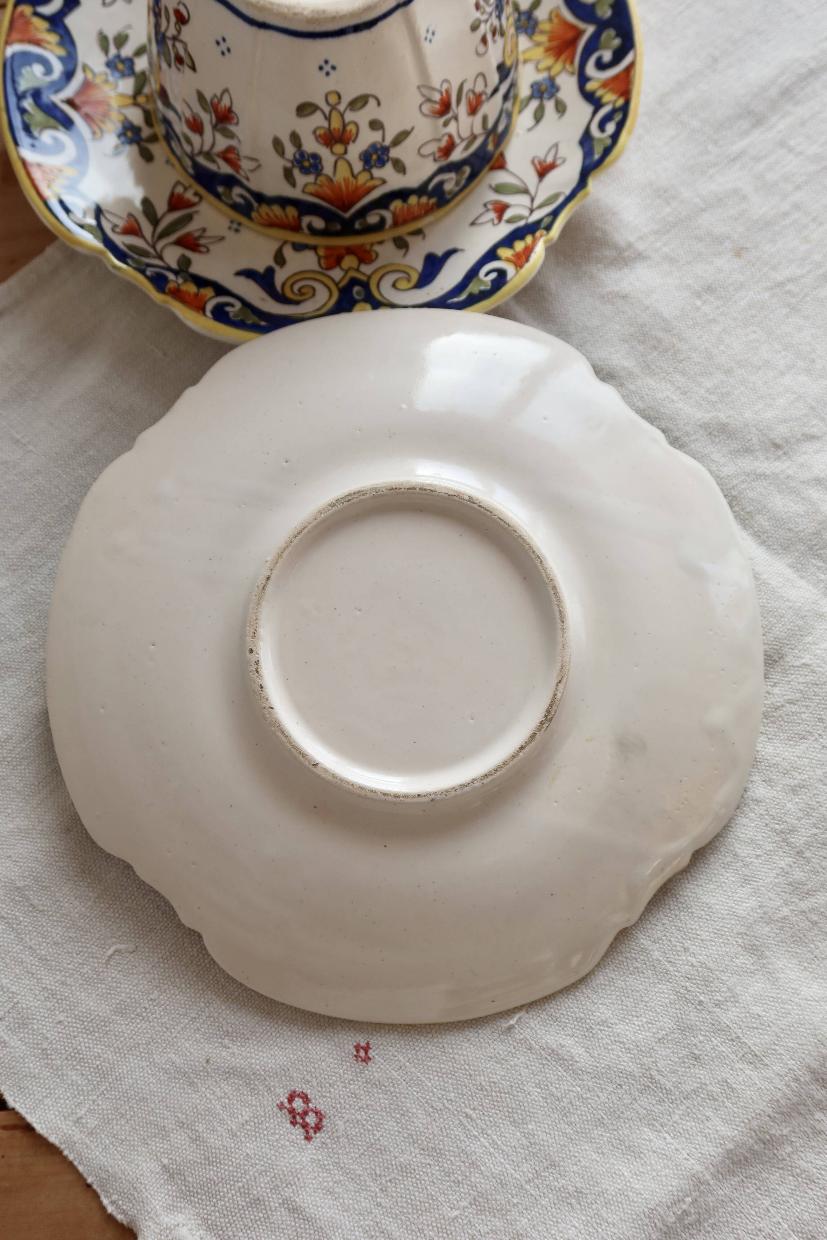 Antique polychrome faience chocolate cups with saucers – Flo decoration