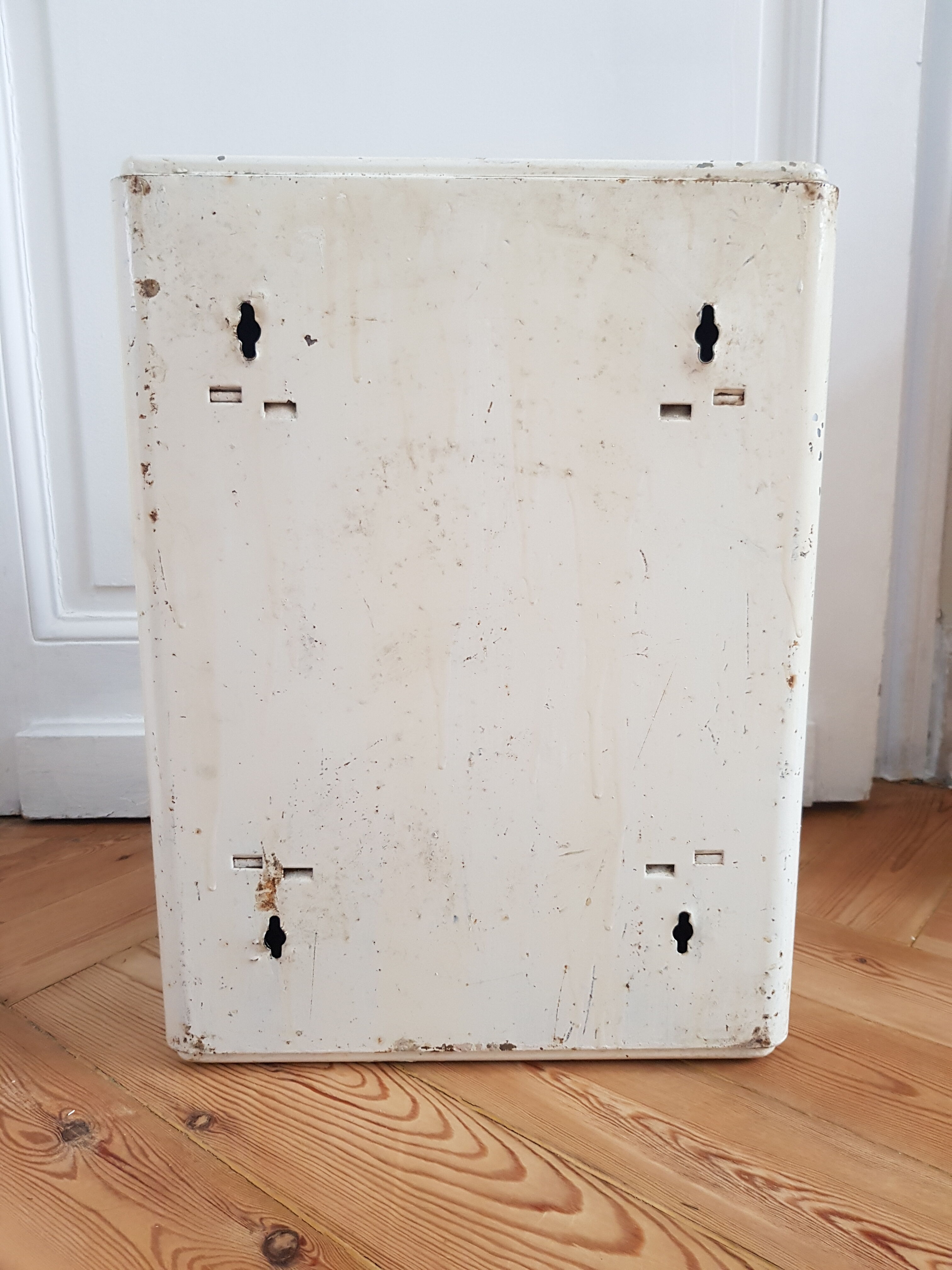 Medicine cabinet or toilet cabinet