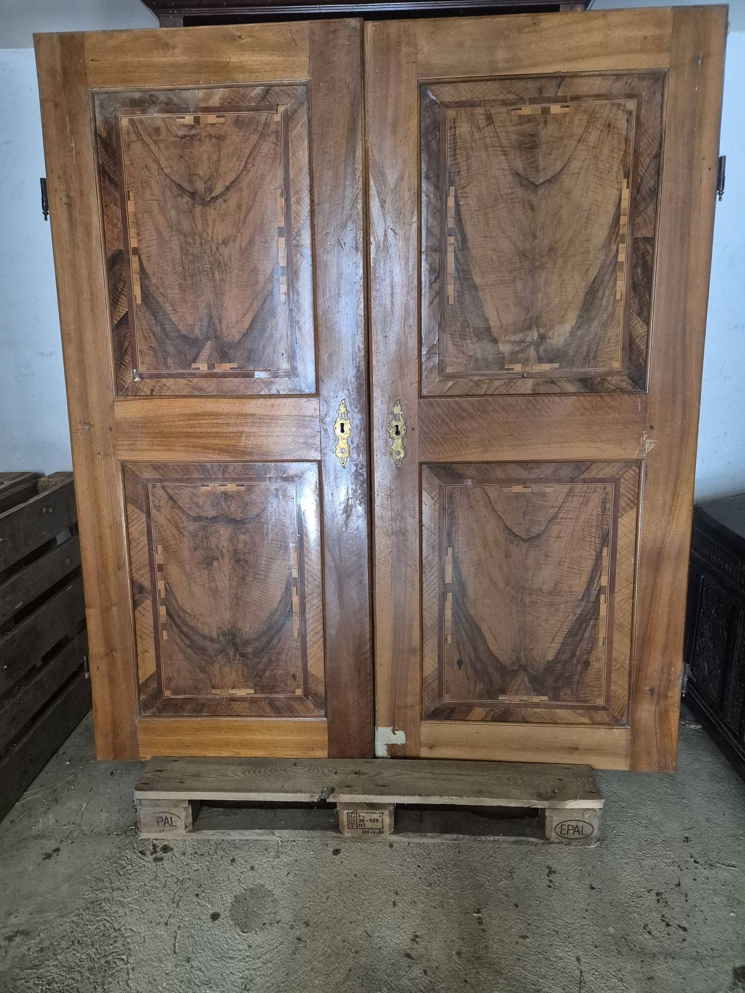Pair of doors in walnut and walnut burl, 19th century.