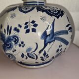 Vase en faïence delft avec décor de fleurs