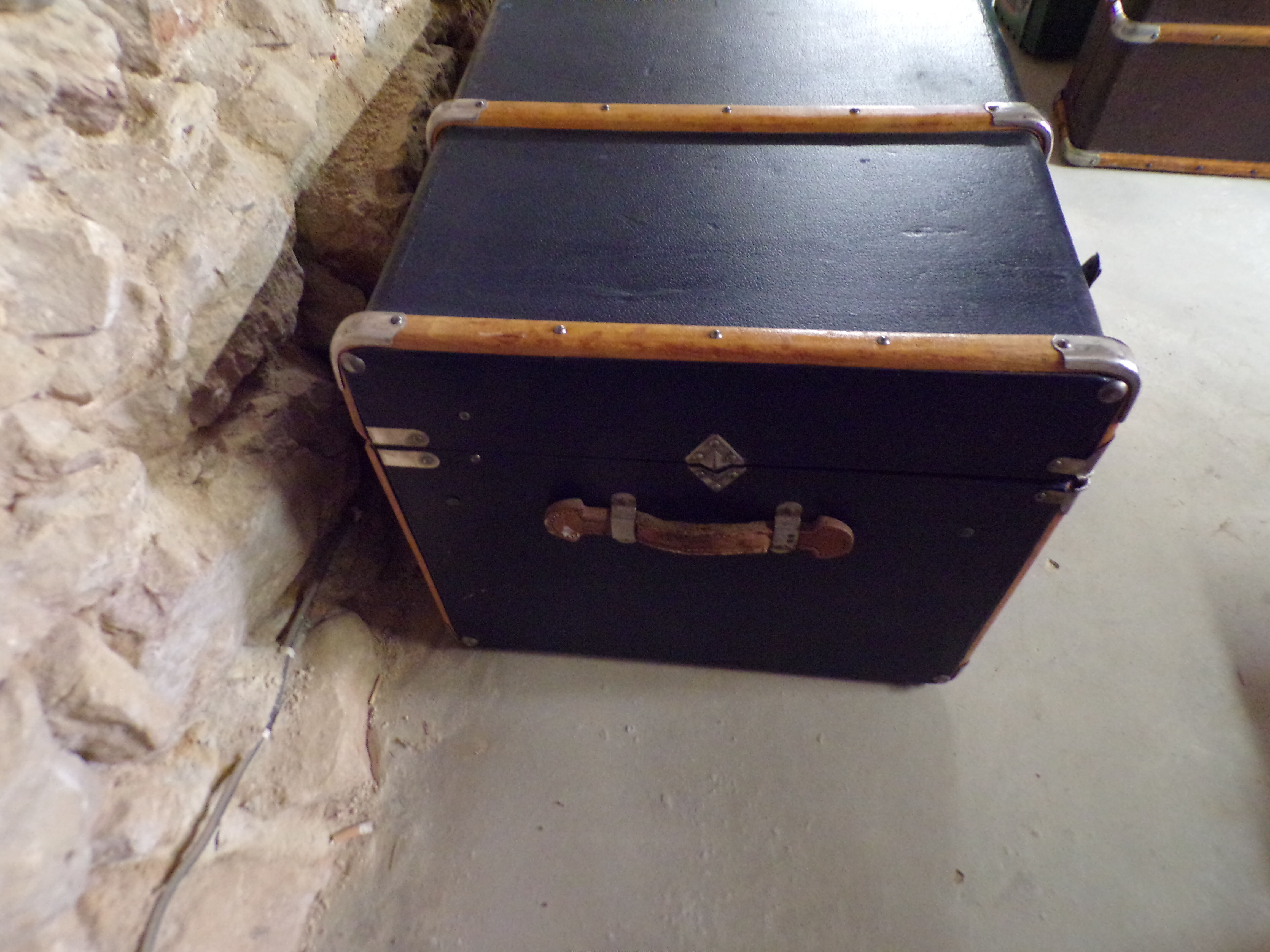 Malle ancienne en cuir et bois