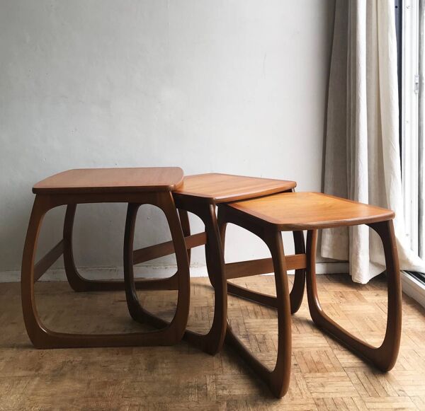 Ensemble de 3 tables gigognes en teck, édition Nathan des années 1960
