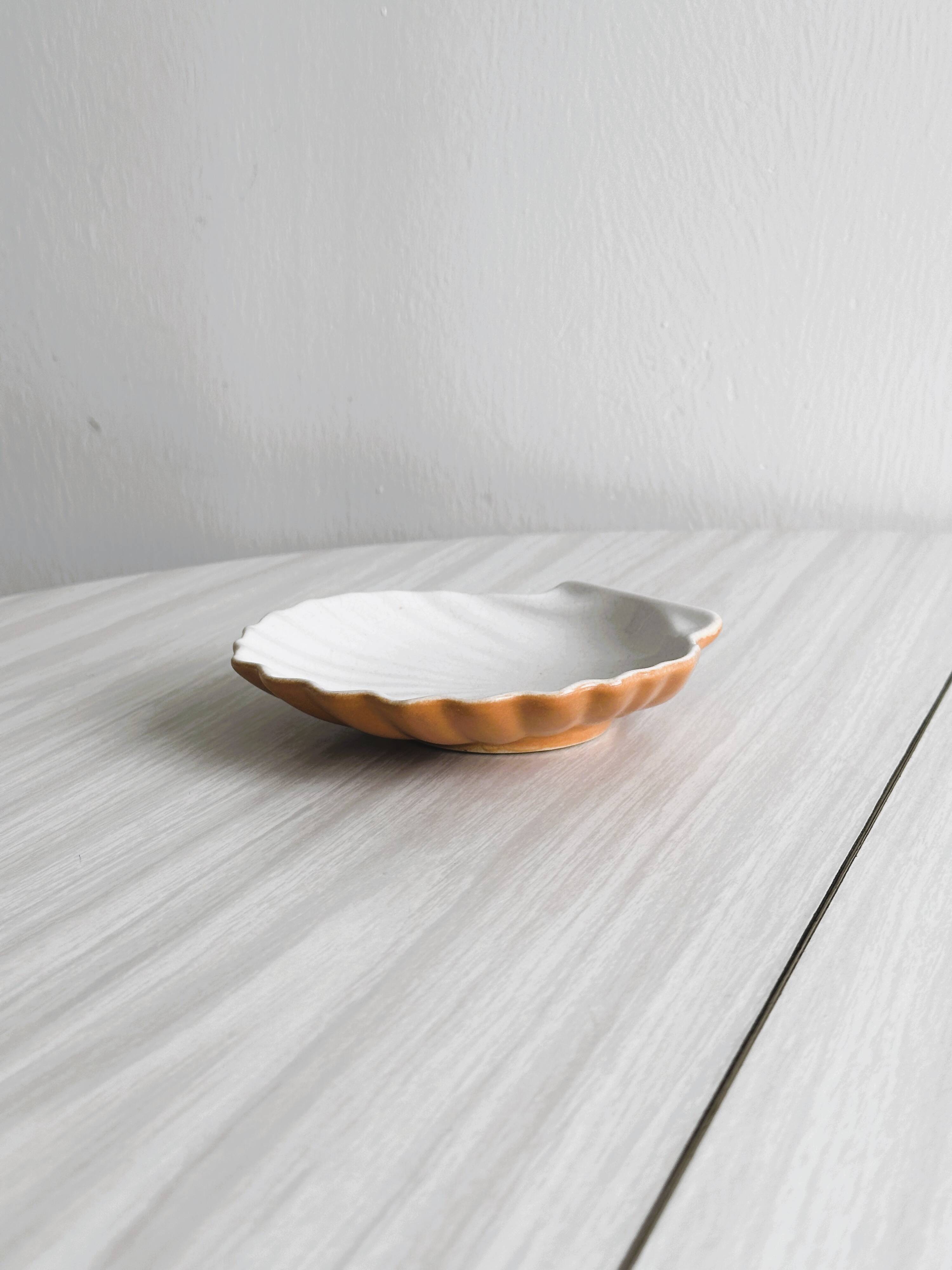 Coupelle en forme de coquillage bicolore, porte-savon