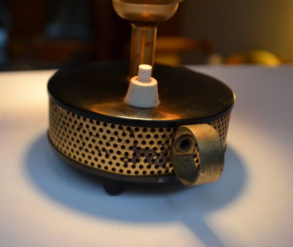 Lampe métal perforé Télé ambiance années 50