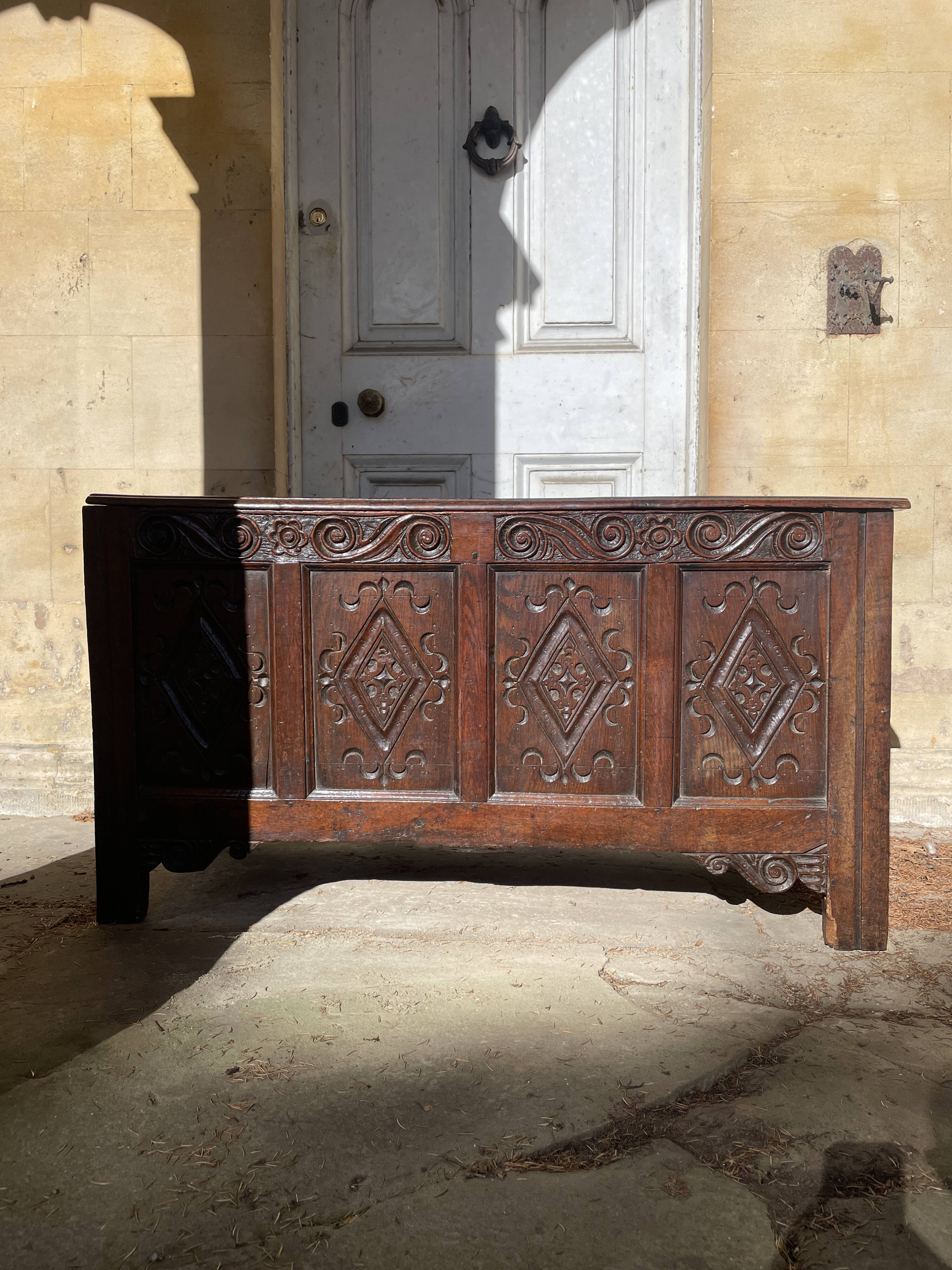 Grand coffre en chêne sculpté du 17ème siècle / coffre à couvertures vernaculaire