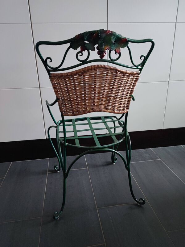 Chaise en métal et rotin avec un décor de vigne et raisin