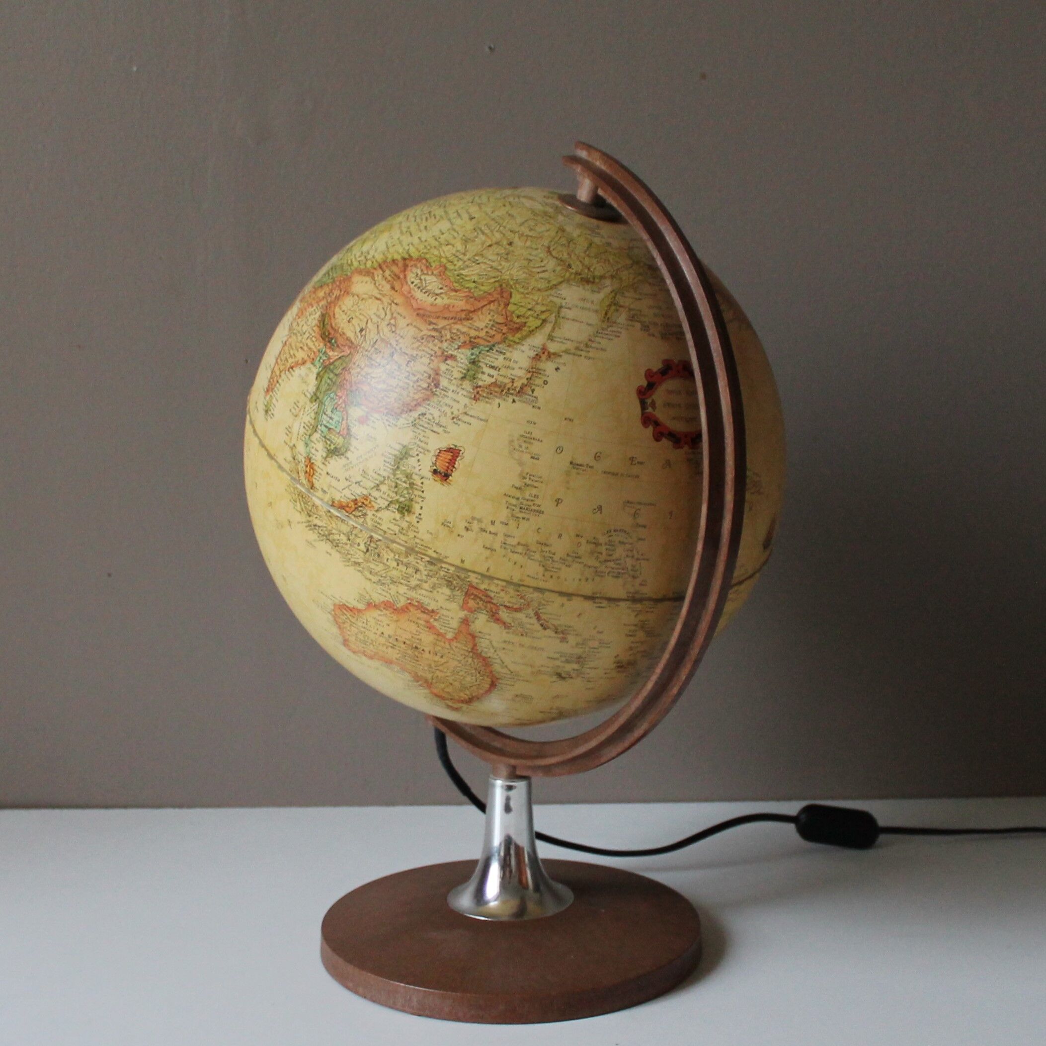 Vintage world-map lamp