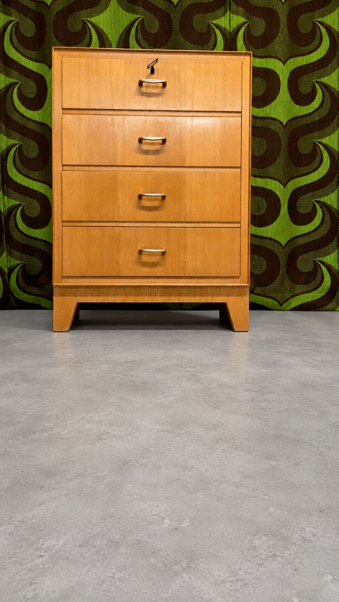 Vintage 1960s chest of drawers - 4 drawers - leg frame