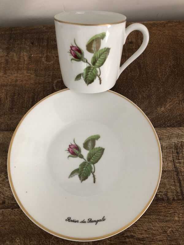 Old coffee cup with saucer / pettie plate