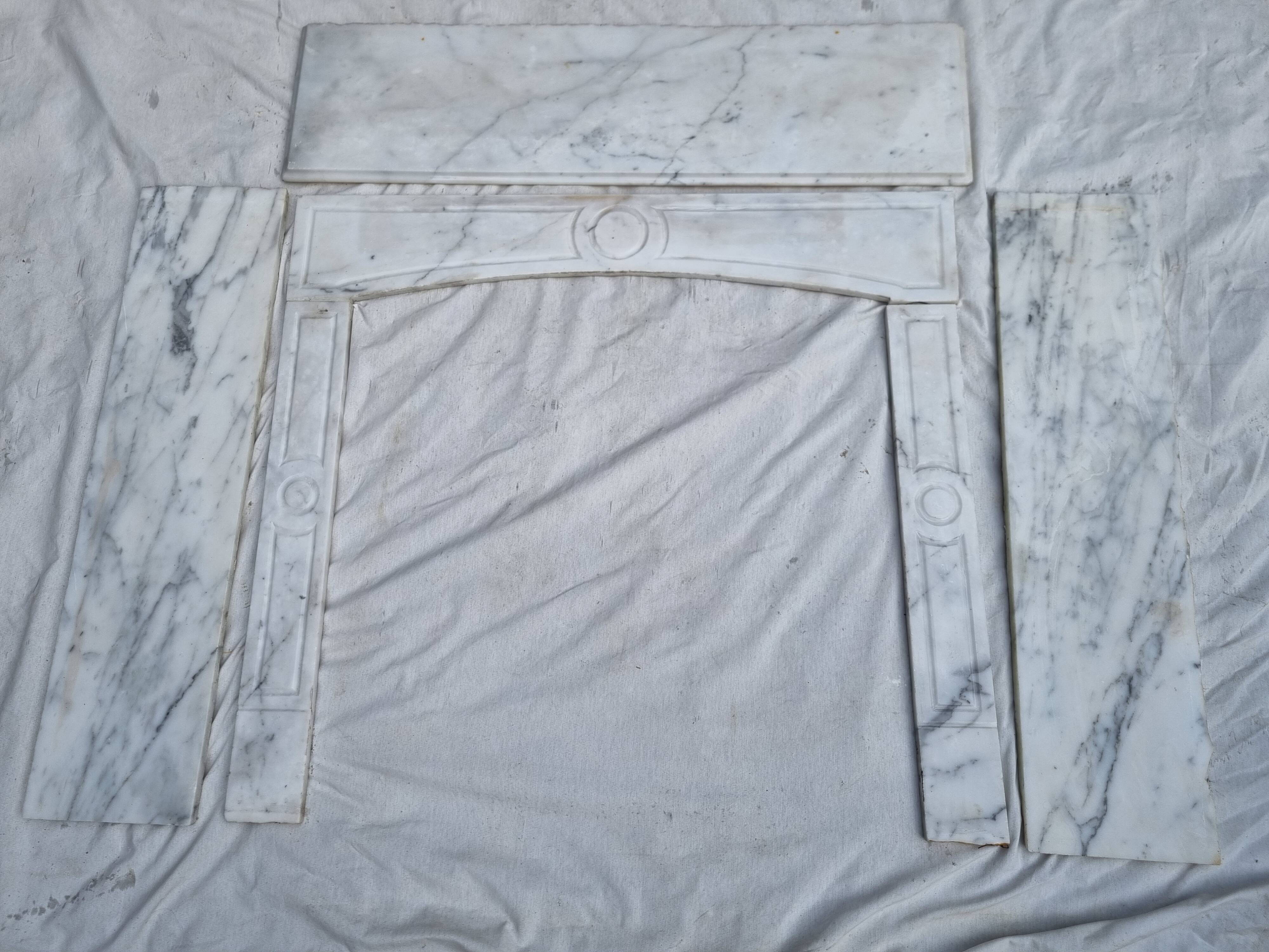 Cheminée Pompadour en marbre blanc de Carrare