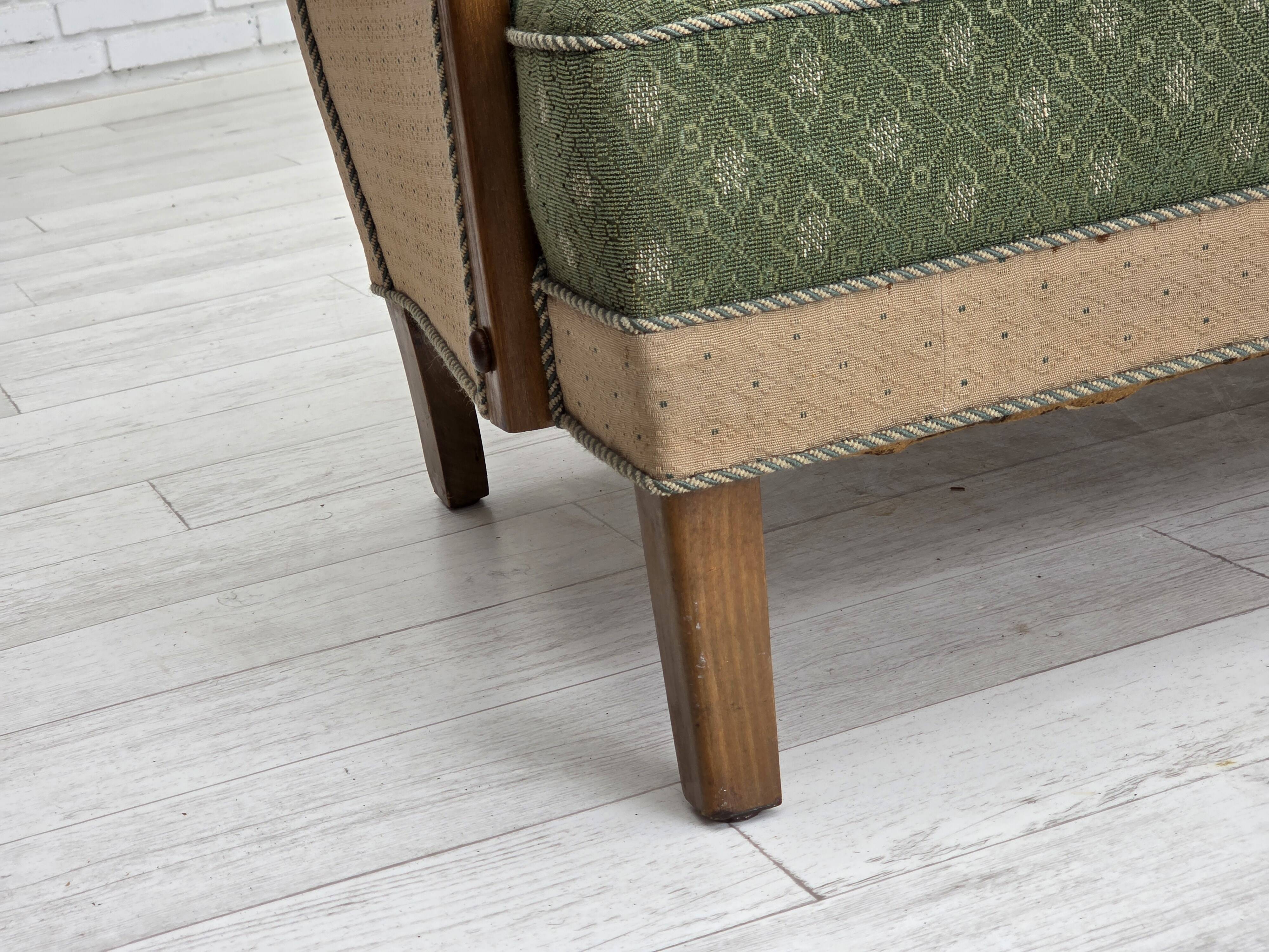 Canapé danois 3 places des années 1950, tissu en laine d'ameublement vert/beige, bois de chêne.