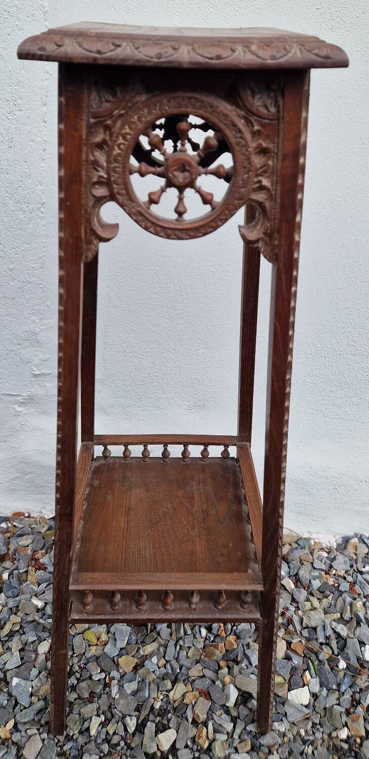 Breton saddle in solid wood with spindle decoration