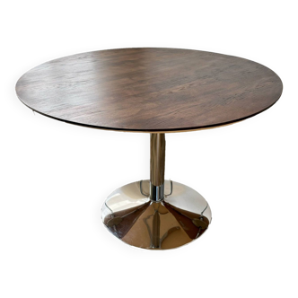 Tulip dining table with chrome base