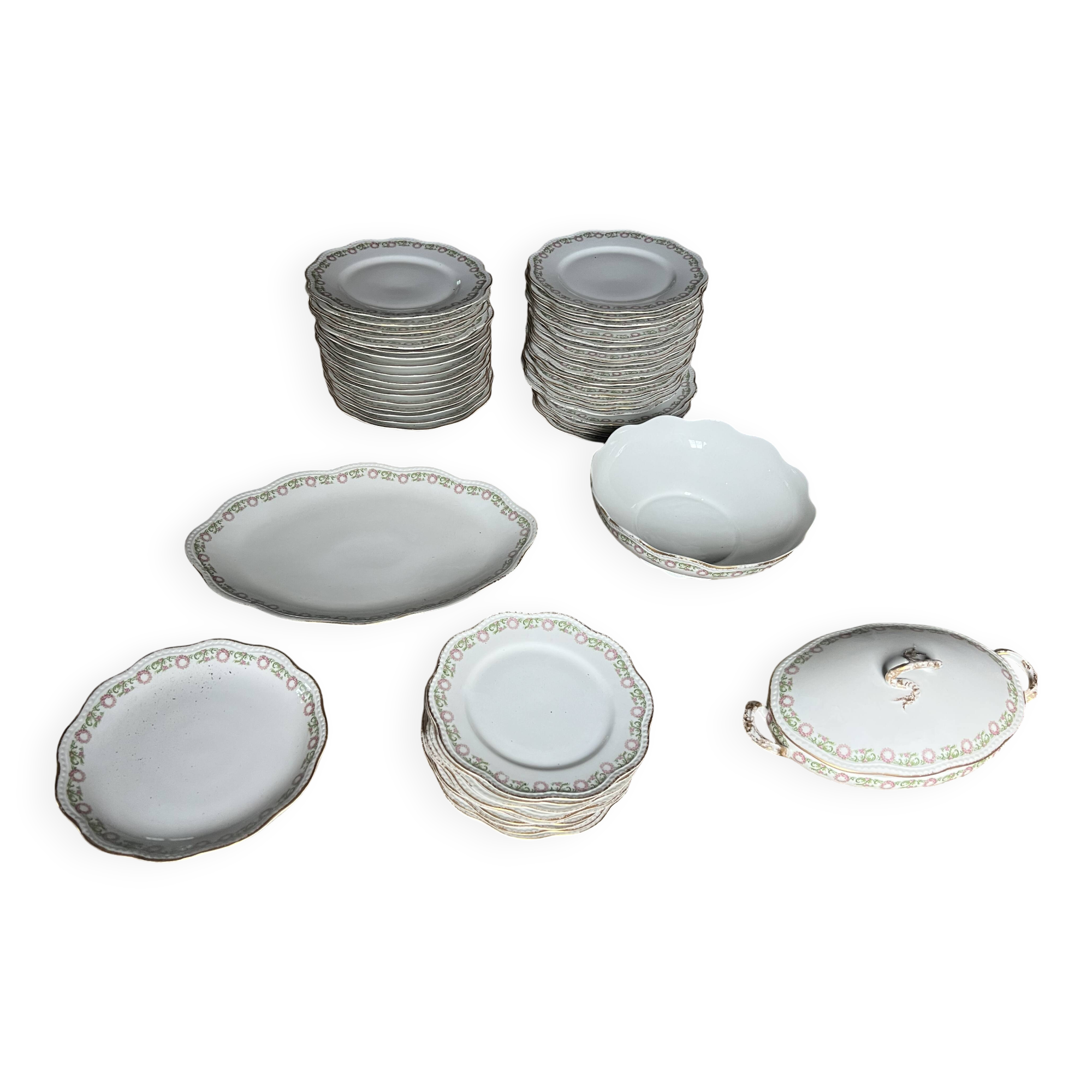 Large Limoges porcelain dinner service – floral decoration and gold trim