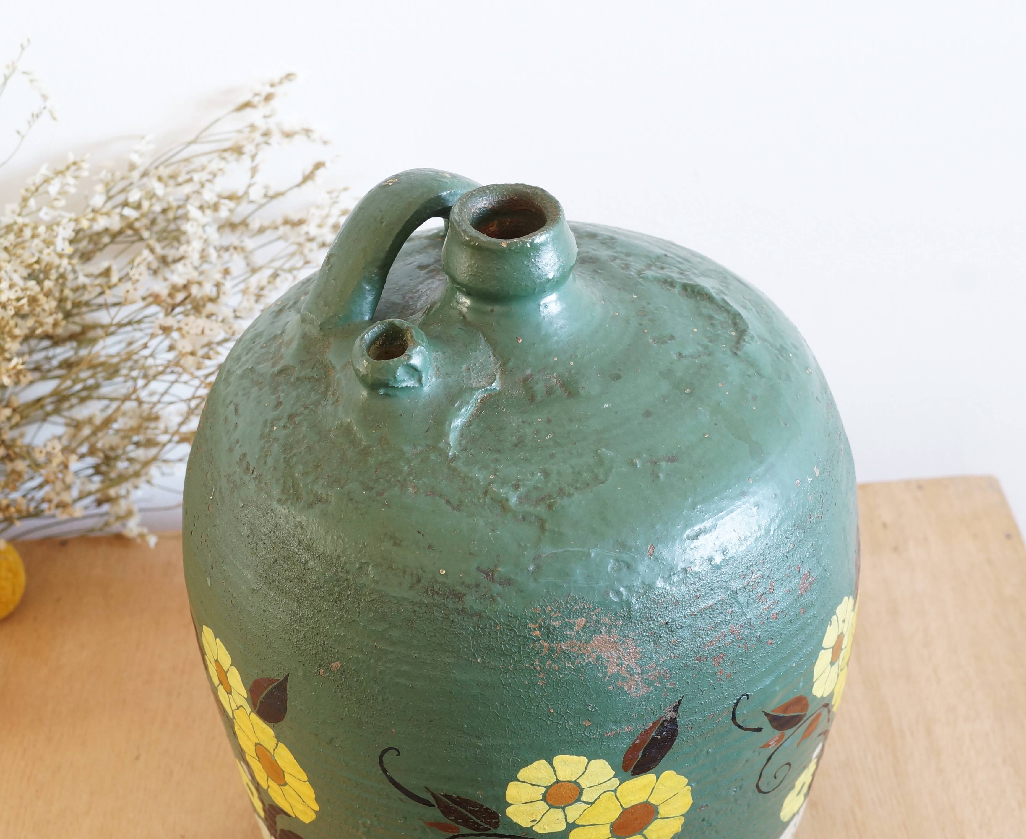 Cruche ancienne en terre cuite peinte en vert