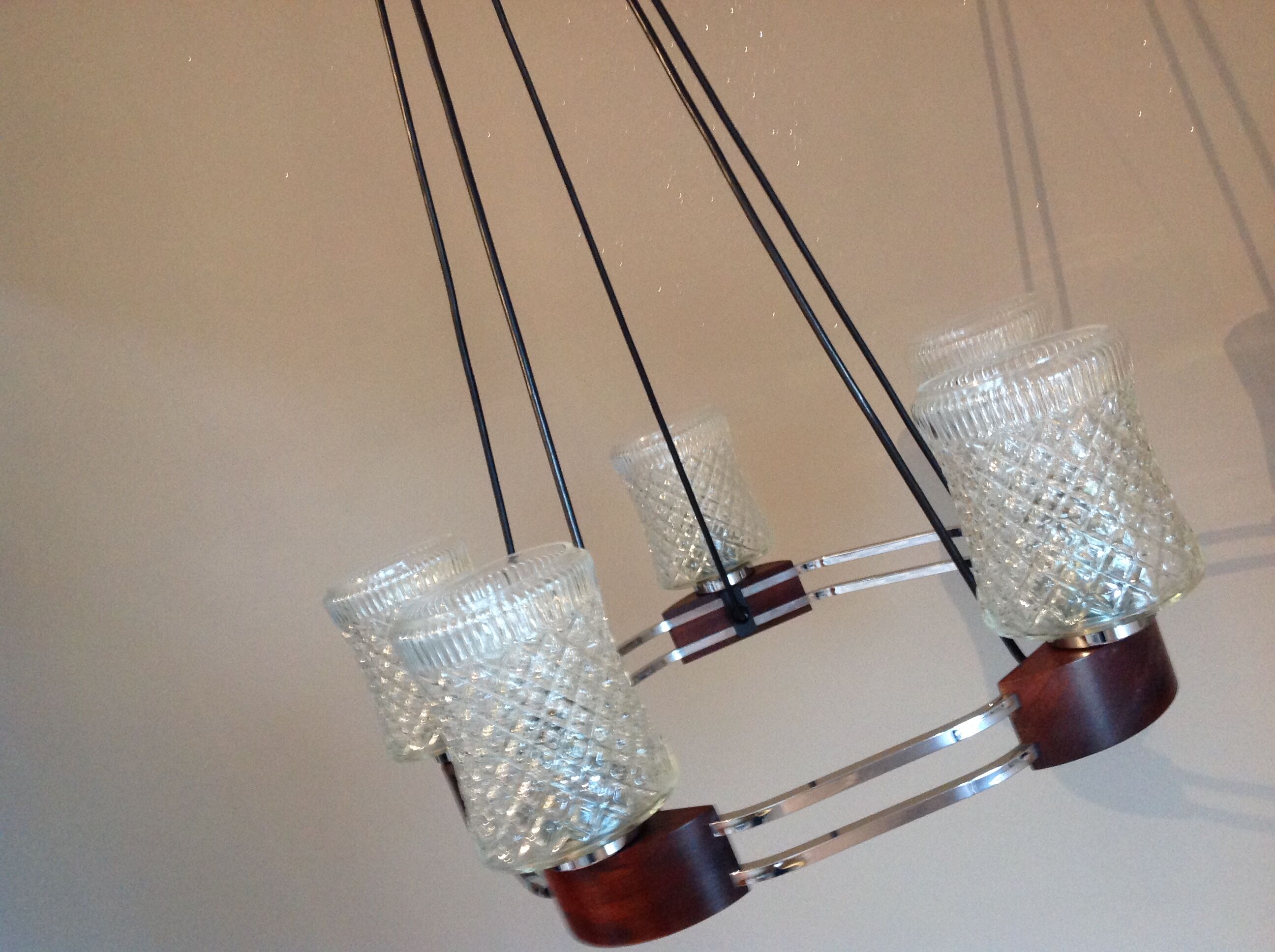 Lustre en chrome et teck à 5 feux style scandinave